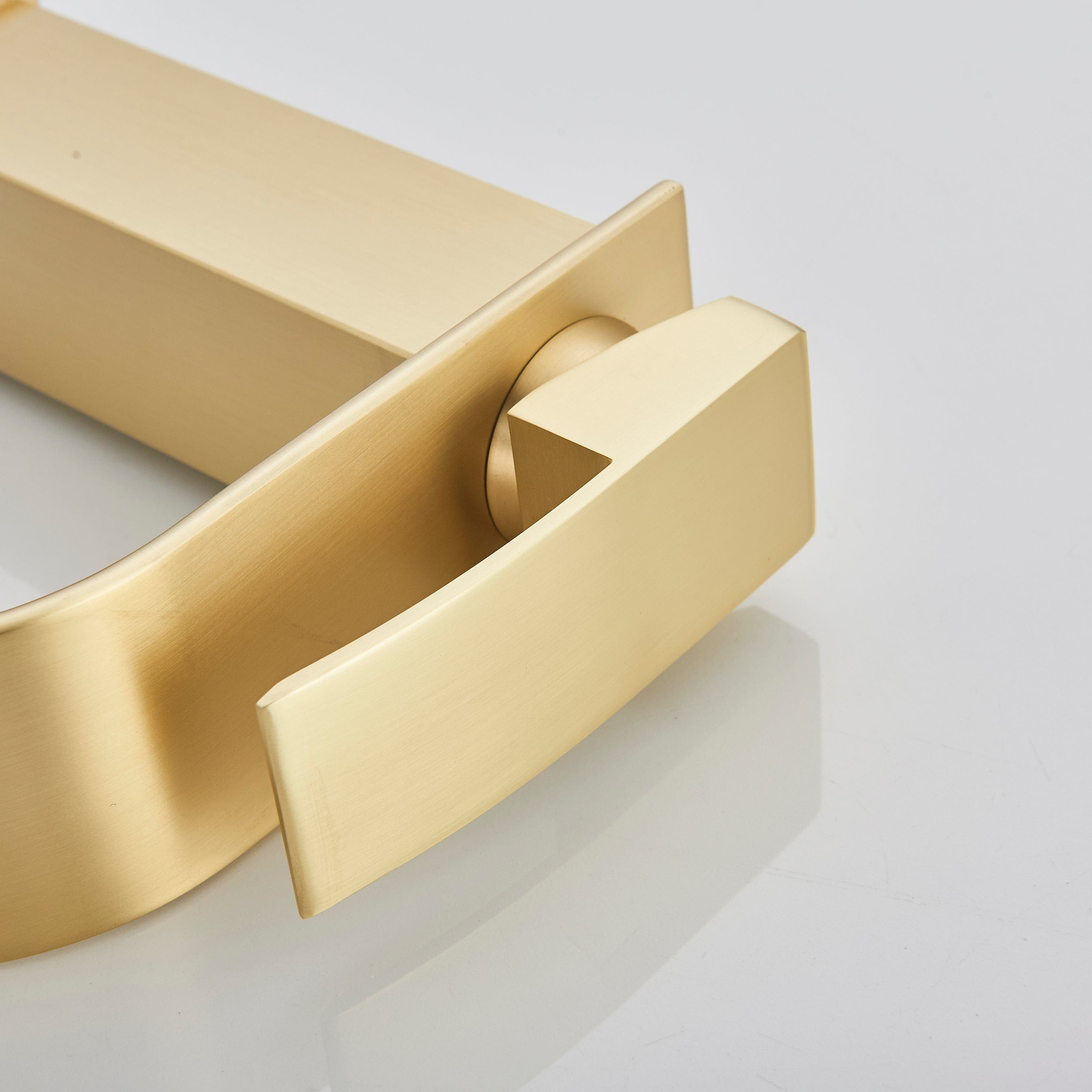 Bateria pentru lavoar Eigens, curgere tip cascada, auriu nichelat, cod 1377