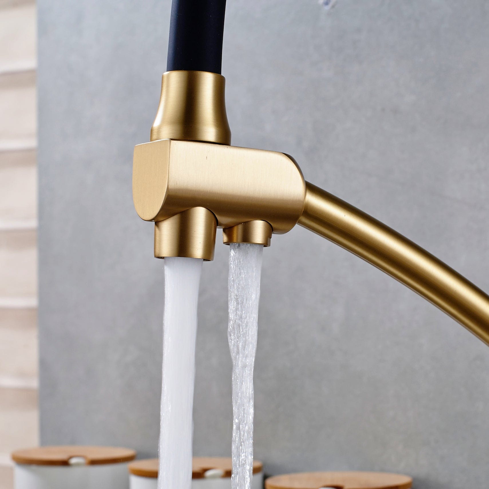 Baterie bucatarie cu 3 cai pentru filtru de purificare si 2 functii de curgere a apei, auriu cu negru, cod 1338