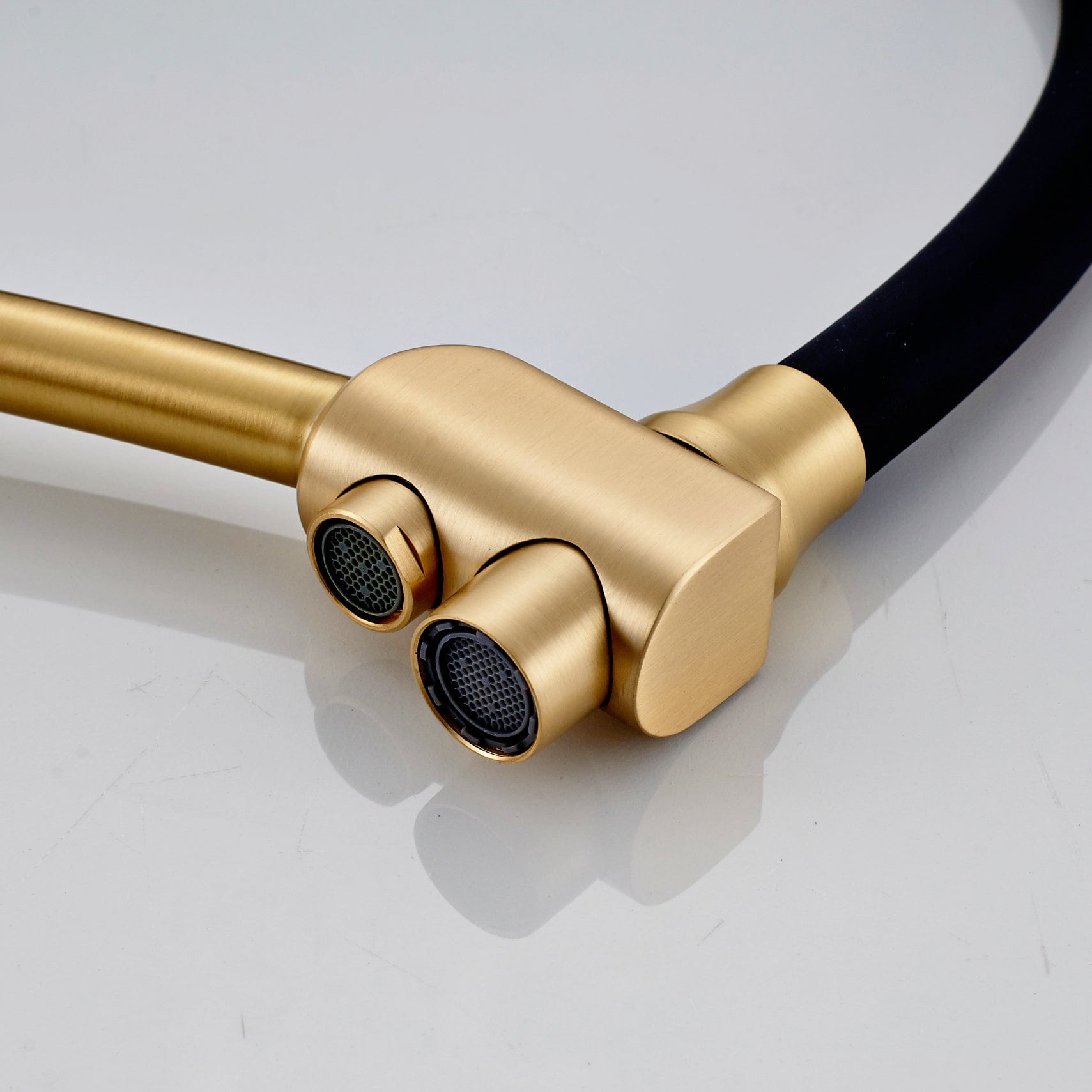 Baterie bucatarie cu 3 cai pentru filtru de purificare si 2 functii de curgere a apei, auriu cu negru, cod 1338