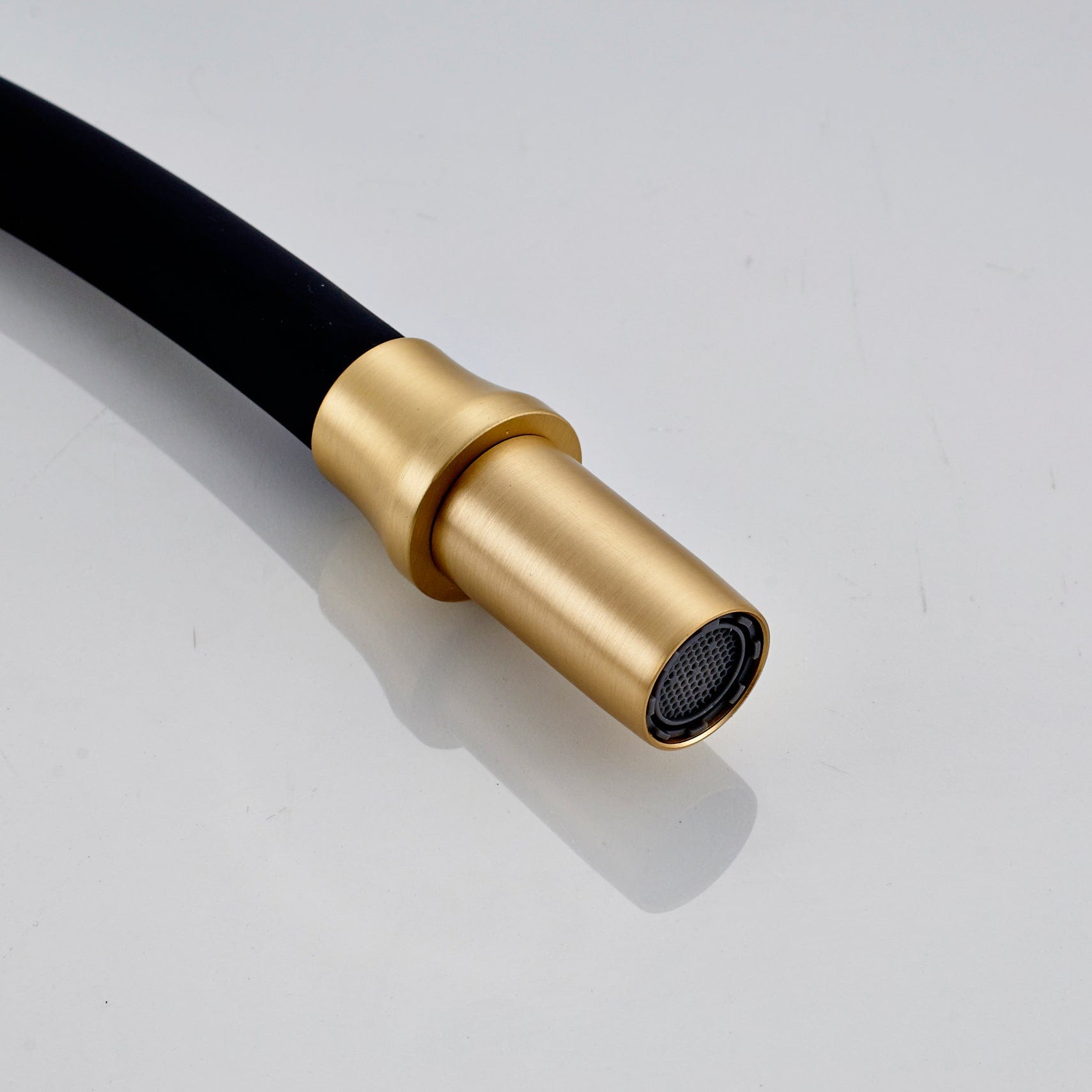 Baterie bucatarie cu 3 cai pentru filtru de purificare si 2 functii de curgere a apei, auriu cu negru, cod 1338