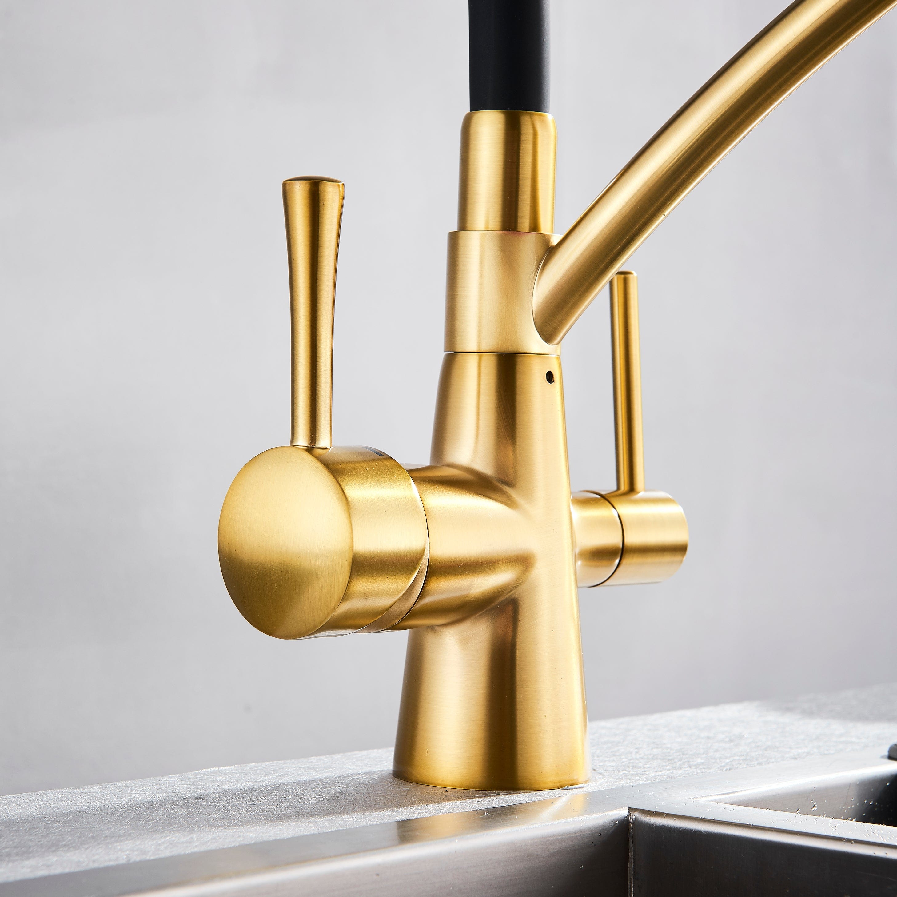 Baterie bucatarie cu 3 cai pentru filtru de purificare si 2 functii de curgere a apei, auriu cu negru, cod 1338