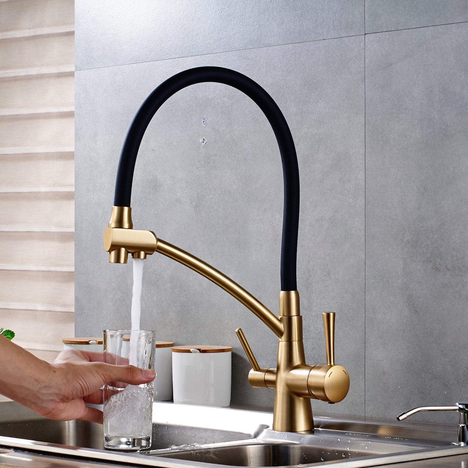 Baterie bucatarie cu 3 cai pentru filtru de purificare si 2 functii de curgere a apei, auriu cu negru, cod 1338