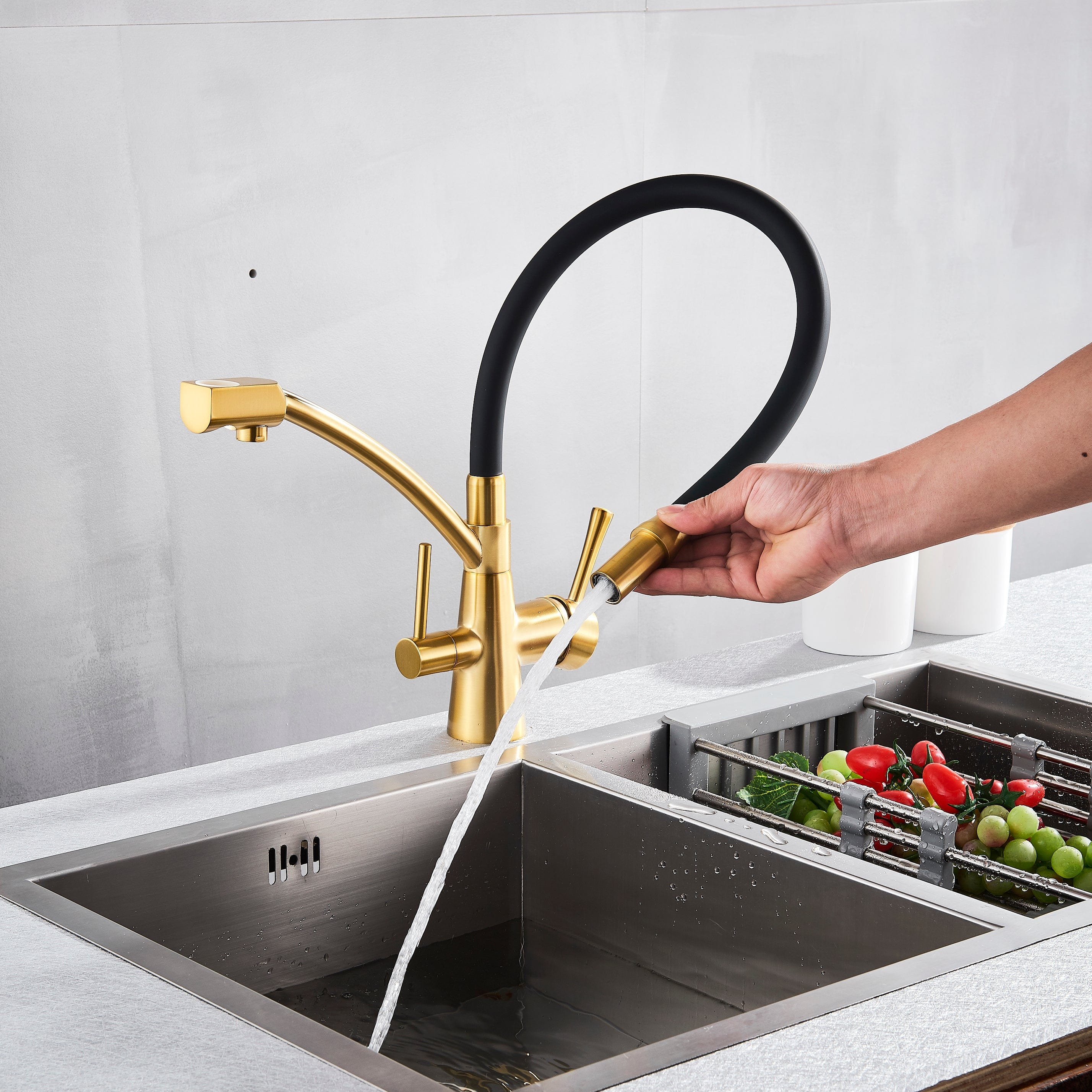 Baterie bucatarie cu 3 cai pentru filtru de purificare si 2 functii de curgere a apei, auriu cu negru, cod 1338