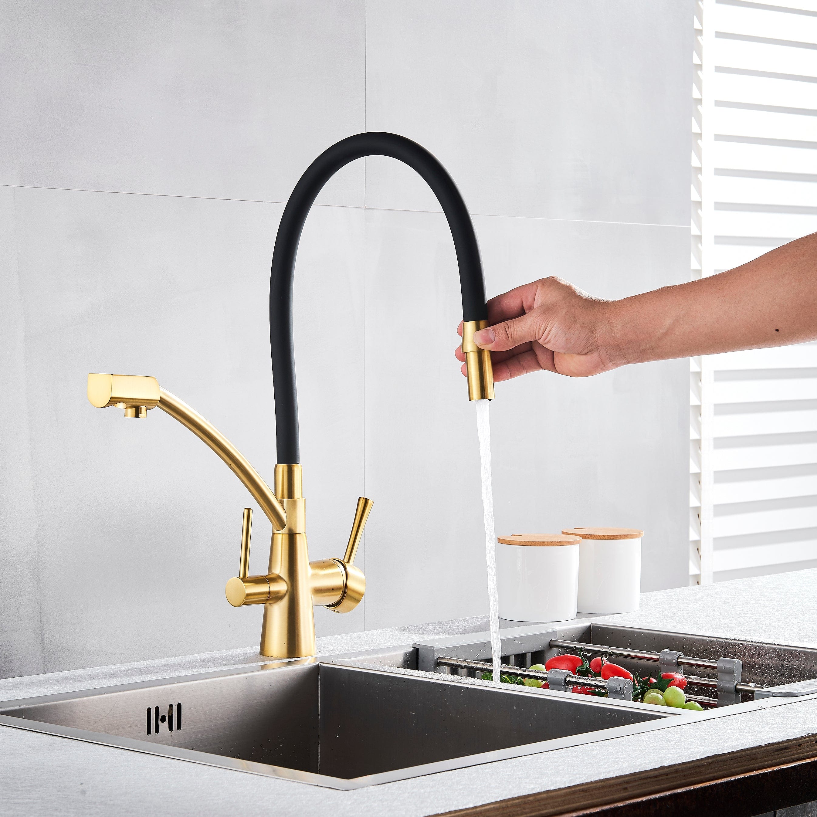 Baterie bucatarie cu 3 cai pentru filtru de purificare si 2 functii de curgere a apei, auriu cu negru, cod 1338