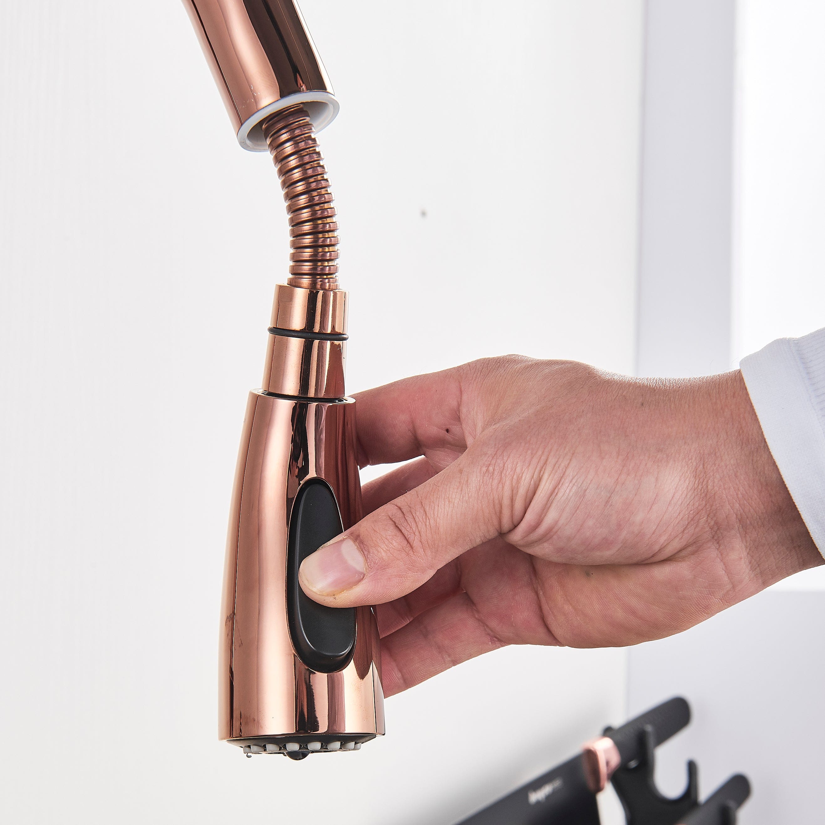 Baterie bucatarie culoare cupru, cu dus extractibil si 2 functii de curgere a apei, cod 1272