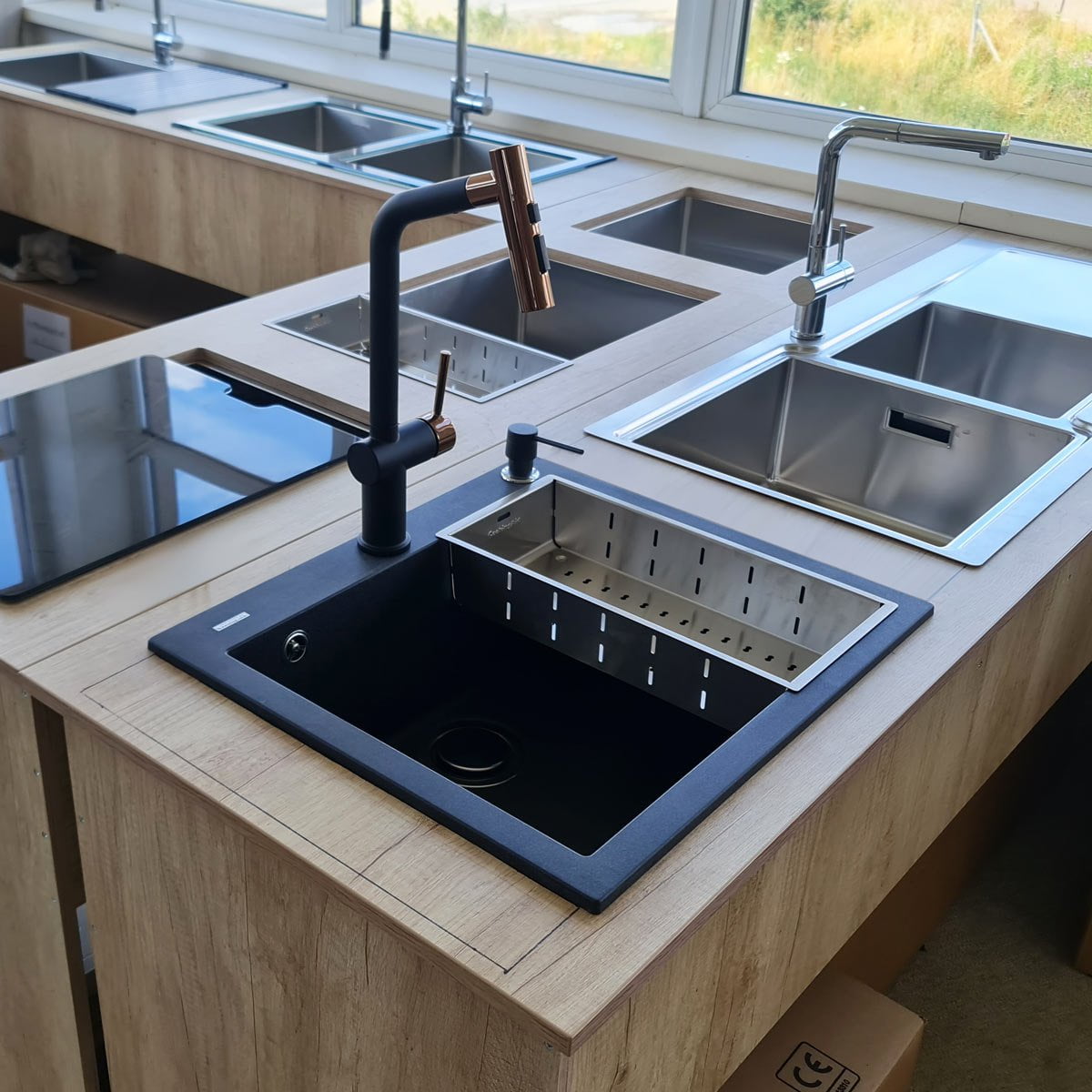 Baterie CookingAid Ferrara Black/Golden Rose cu furtun dus extractibil si buton schimbare dus/jet, culoare negru cu auriu roze