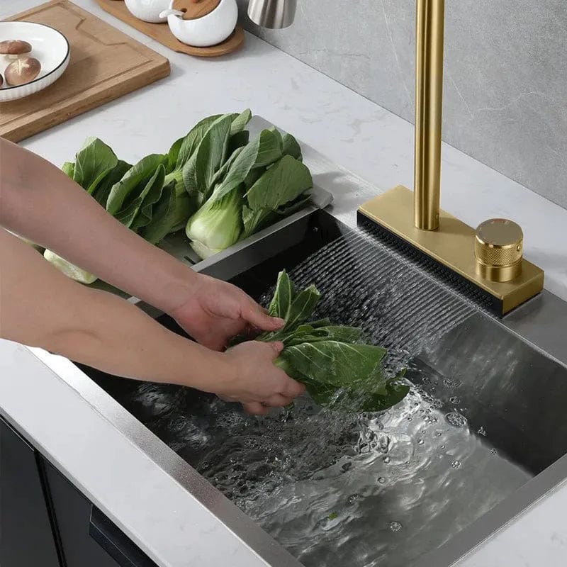 Baterie de bucătărie cu sistem de curgere tip cascadă, auriu