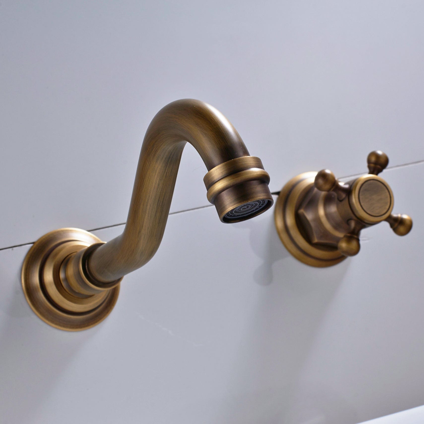 Baterie lavoar Chester cu montare in perete, din alama, cu 2 manere, auriu antichizat, cod 1312