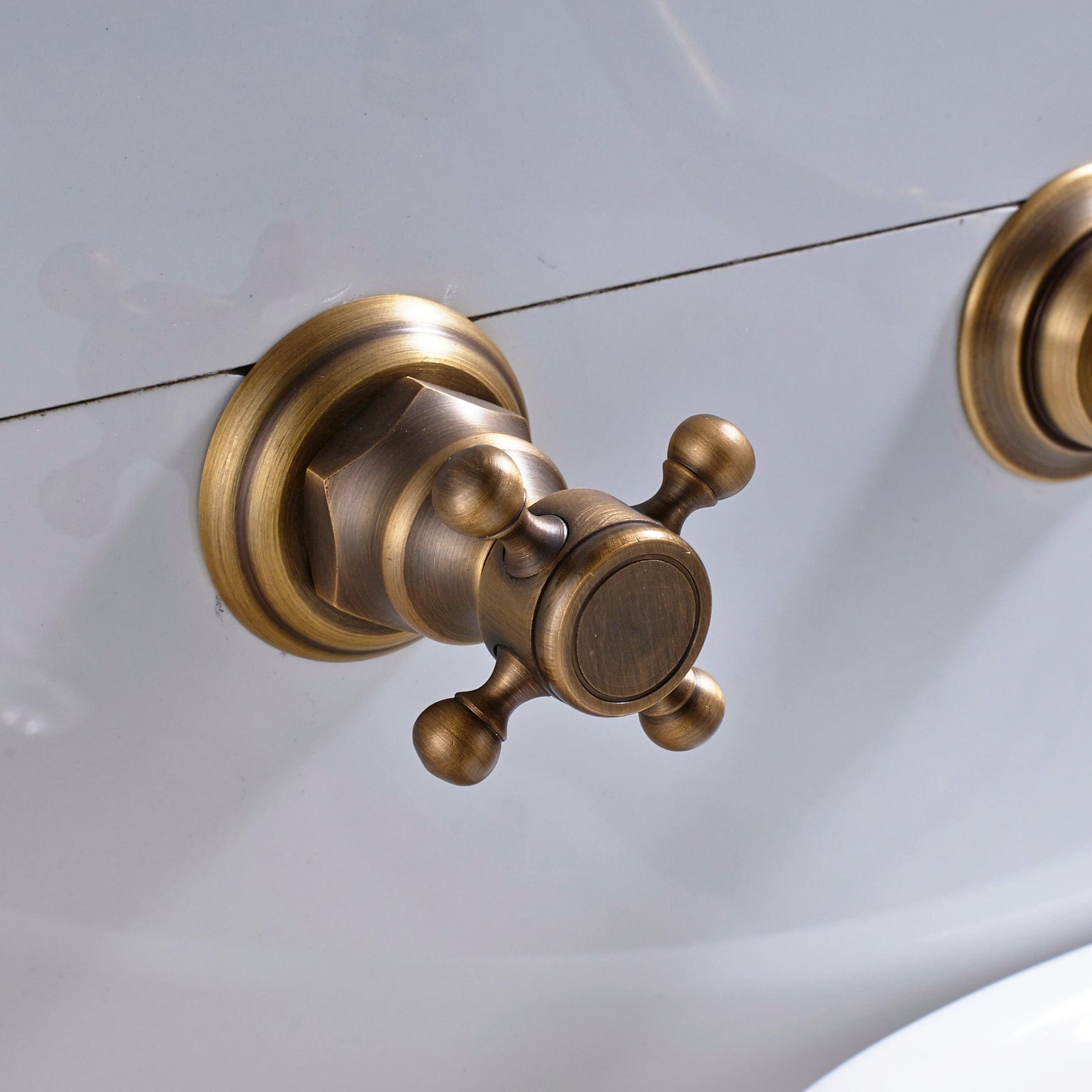 Baterie lavoar Chester cu montare in perete, din alama, cu 2 manere, auriu antichizat, cod 1312