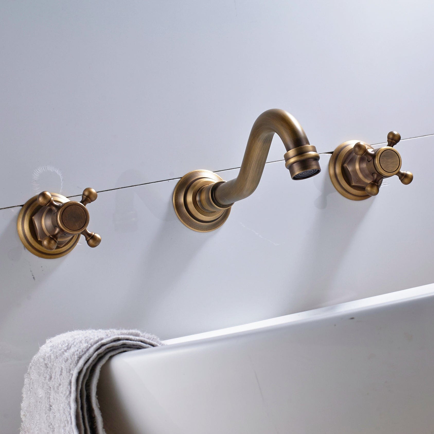 Baterie lavoar Chester cu montare in perete, din alama, cu 2 manere, auriu antichizat, cod 1312