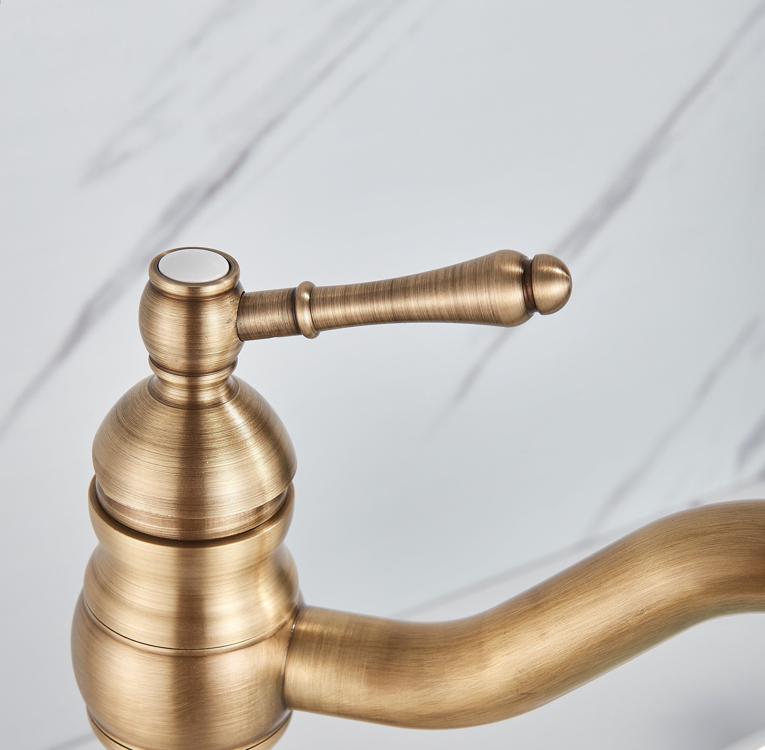 Baterie lavoar retro Groben Nose , montare pe blat, pipa flexibila 360 de grade, aurie antichizata, cod 1342