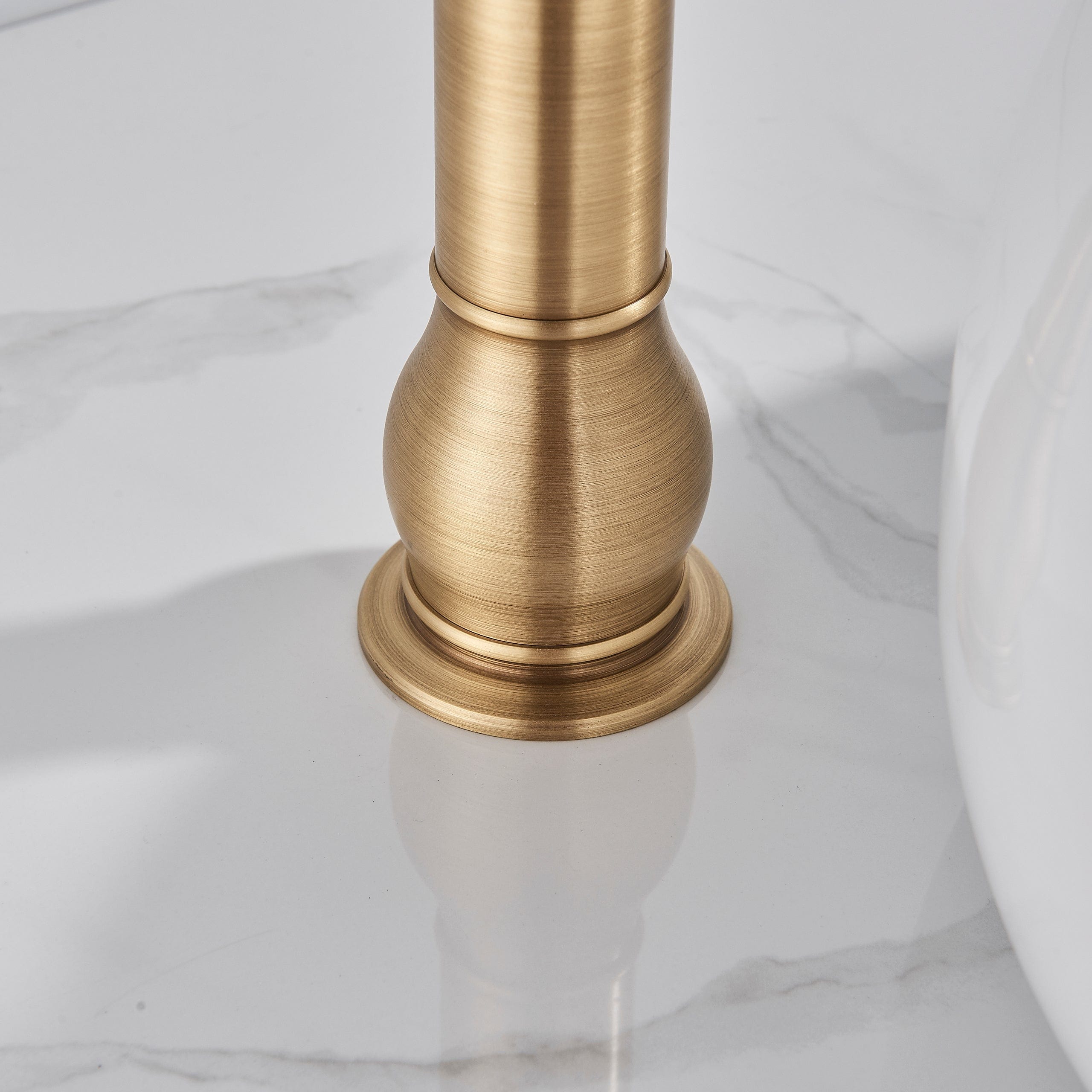 Baterie lavoar retro Groben Nose , montare pe blat, pipa flexibila 360 de grade, aurie antichizata, cod 1342