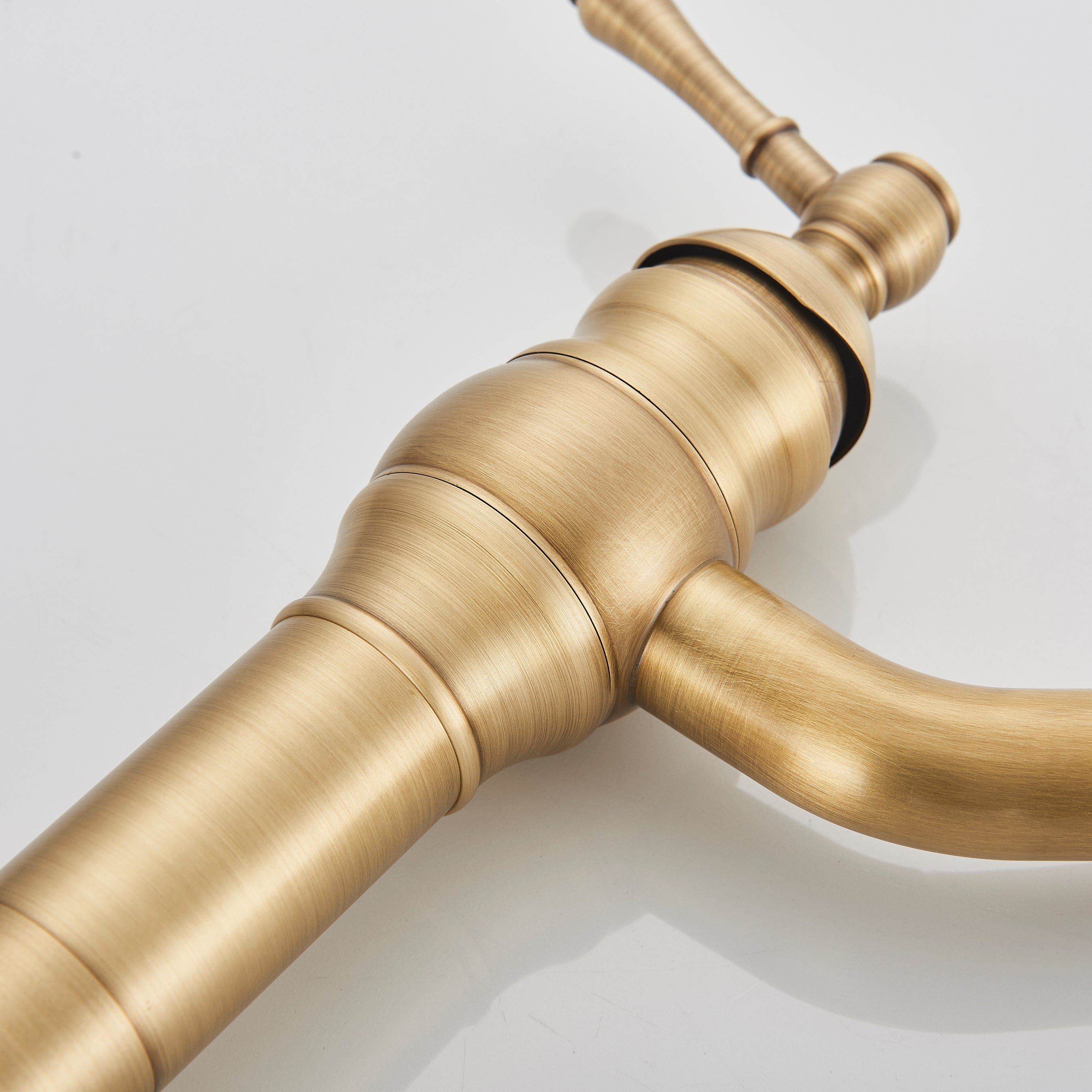 Baterie lavoar retro Groben Nose , montare pe blat, pipa flexibila 360 de grade, aurie antichizata, cod 1342