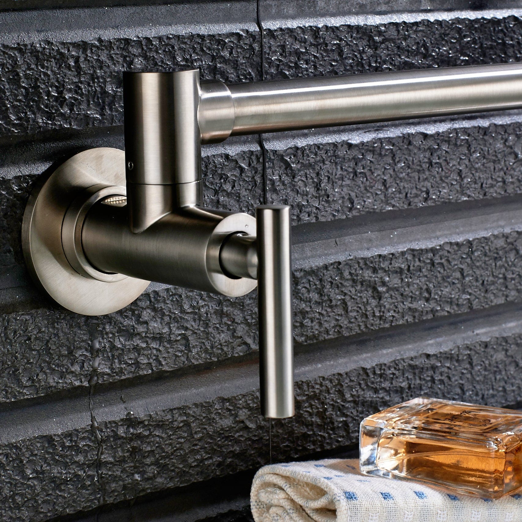 Baterie pentru aragaz din otel masiv, cu montare pe perete si cu brat pliabil, arginitiu nichelat (semilucios), cod 1299