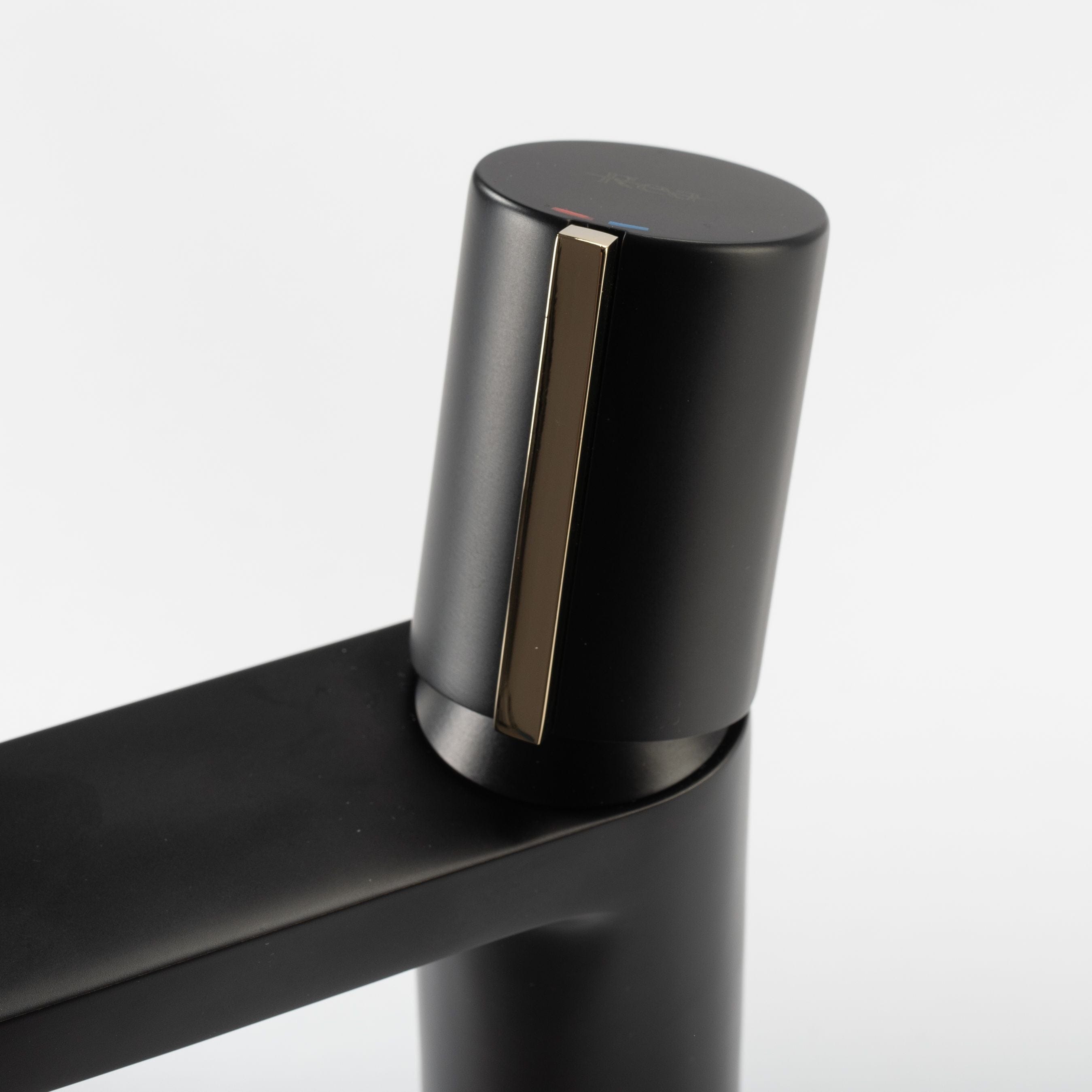 Baterie pentru lavoar Rea Low, negru mat cu auriu