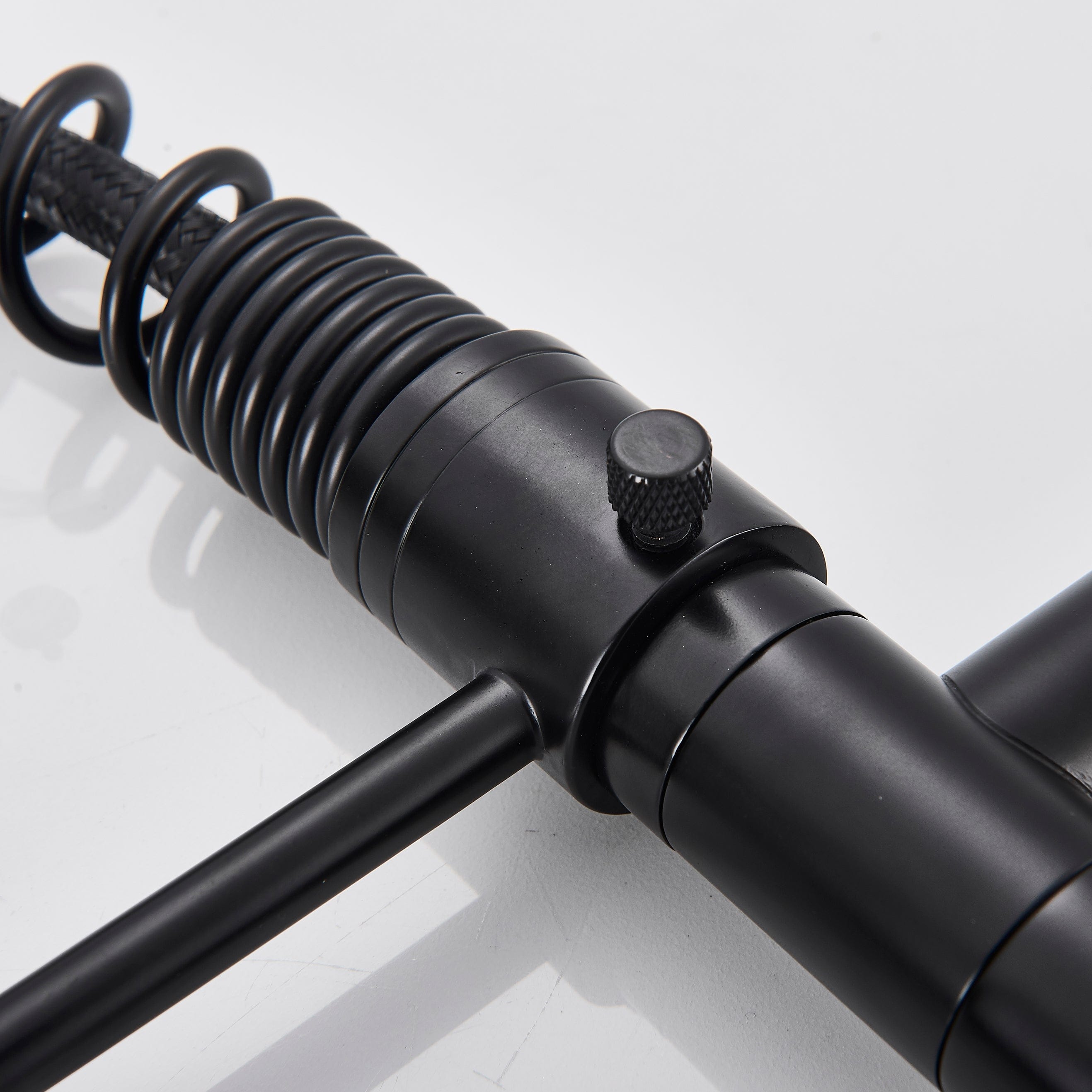 Baterie profesionala cu dus detasabil si 2 functii de curgere a apei, negru mat, cod 1209