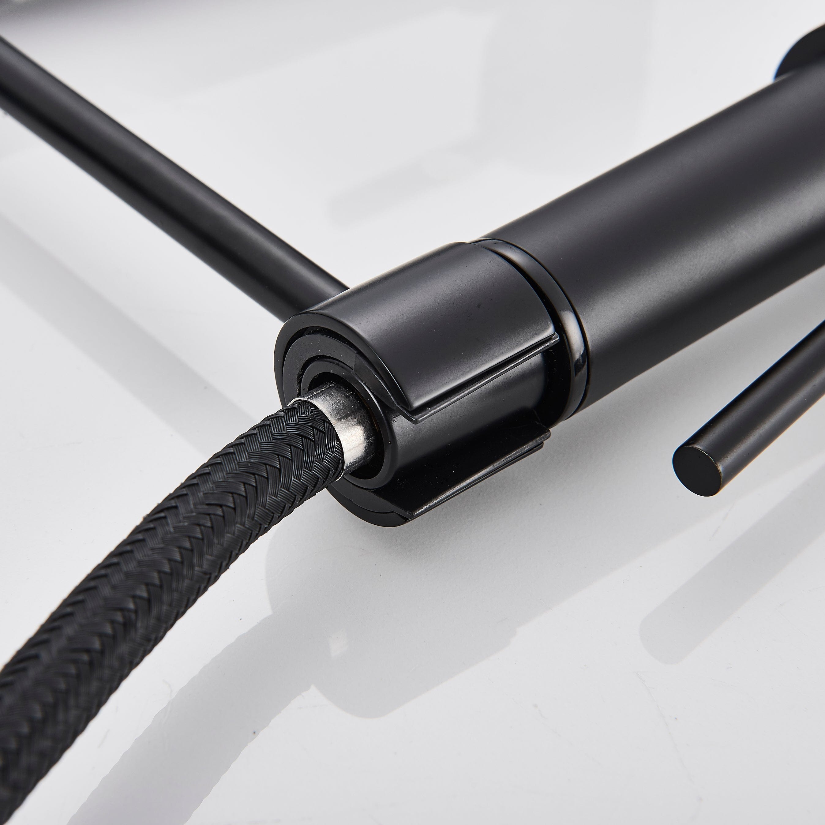 Baterie profesionala cu dus detasabil si 2 functii de curgere a apei, negru mat, cod 1209