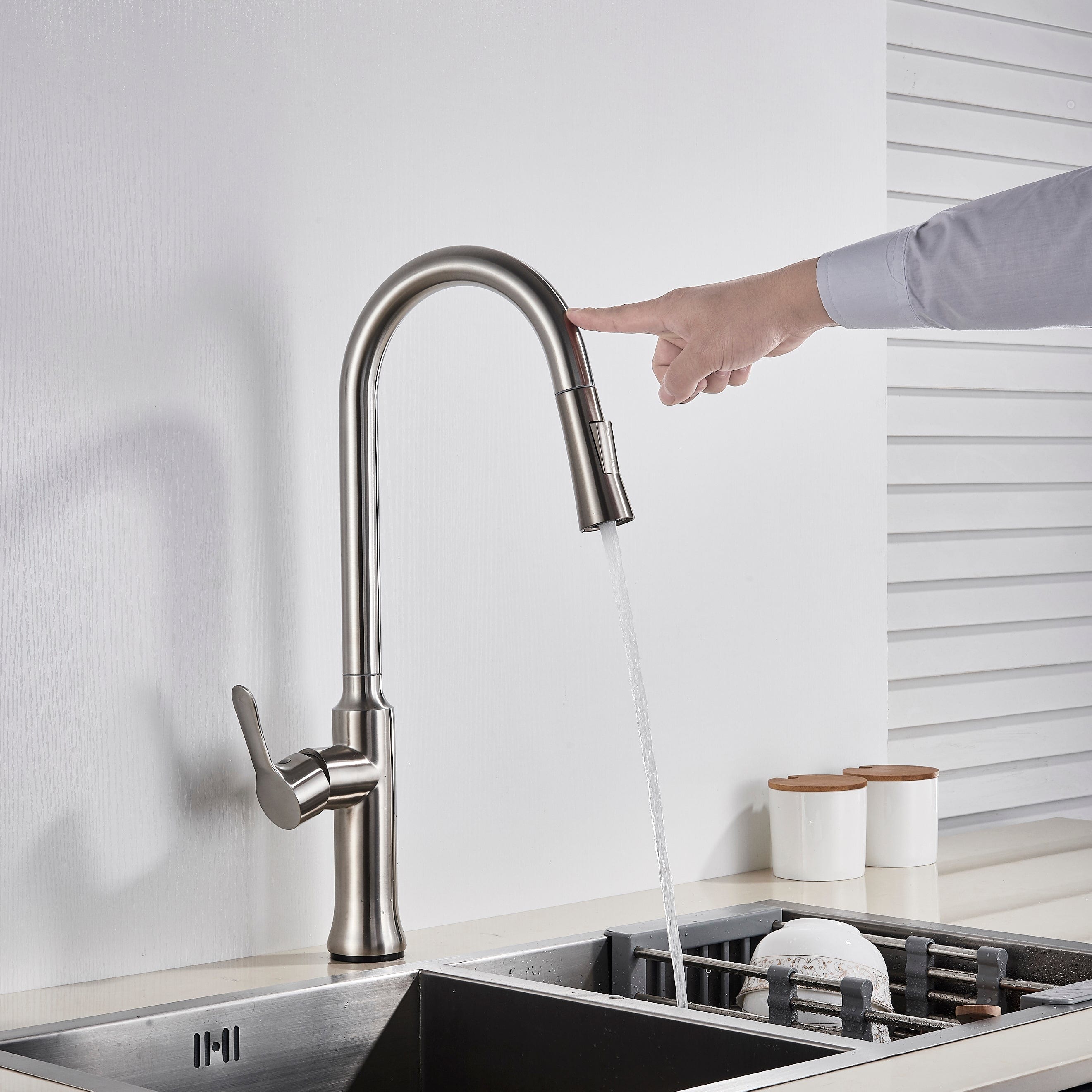 Baterie profesionala pentru bucatarie Herlich Chrome, cu 2 functii de curgere, dus extractibil, senzor tactil de pornire/oprire, argintiu nichelat, cod 1393 casavie