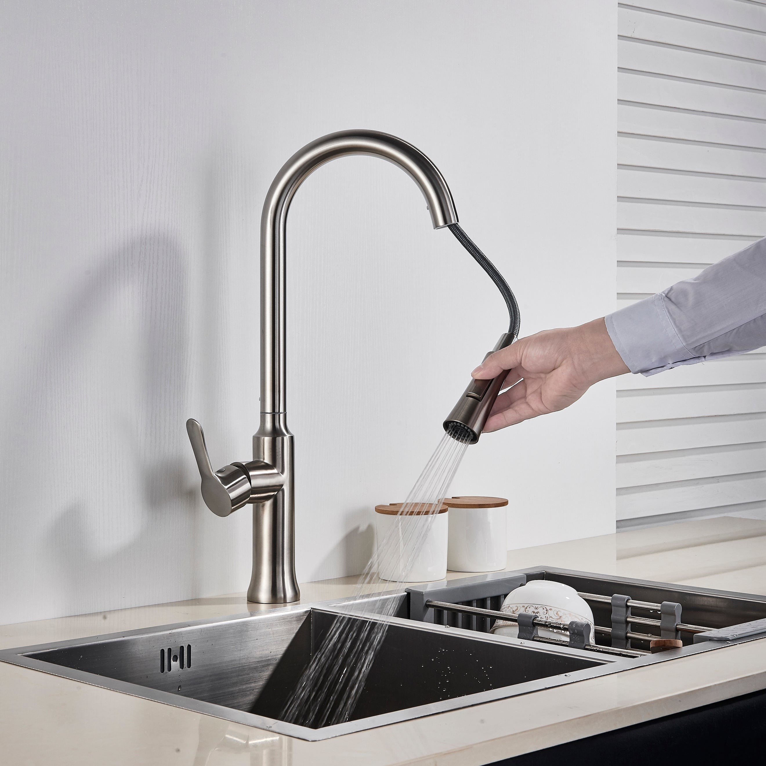 Baterie profesionala pentru bucatarie Herlich Chrome, cu 2 functii de curgere, dus extractibil, senzor tactil de pornire/oprire, argintiu nichelat, cod 1393