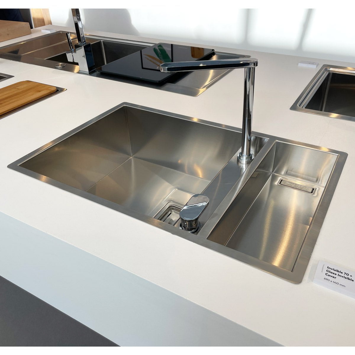 Chiuveta bucatarie inox CookingAid INVISIBLE 70 cu scurgator vase si baterie telescopica integrata, capac scurgere invizibil, tocator sticla temperizata + accesorii montaj, 690x440x200mm