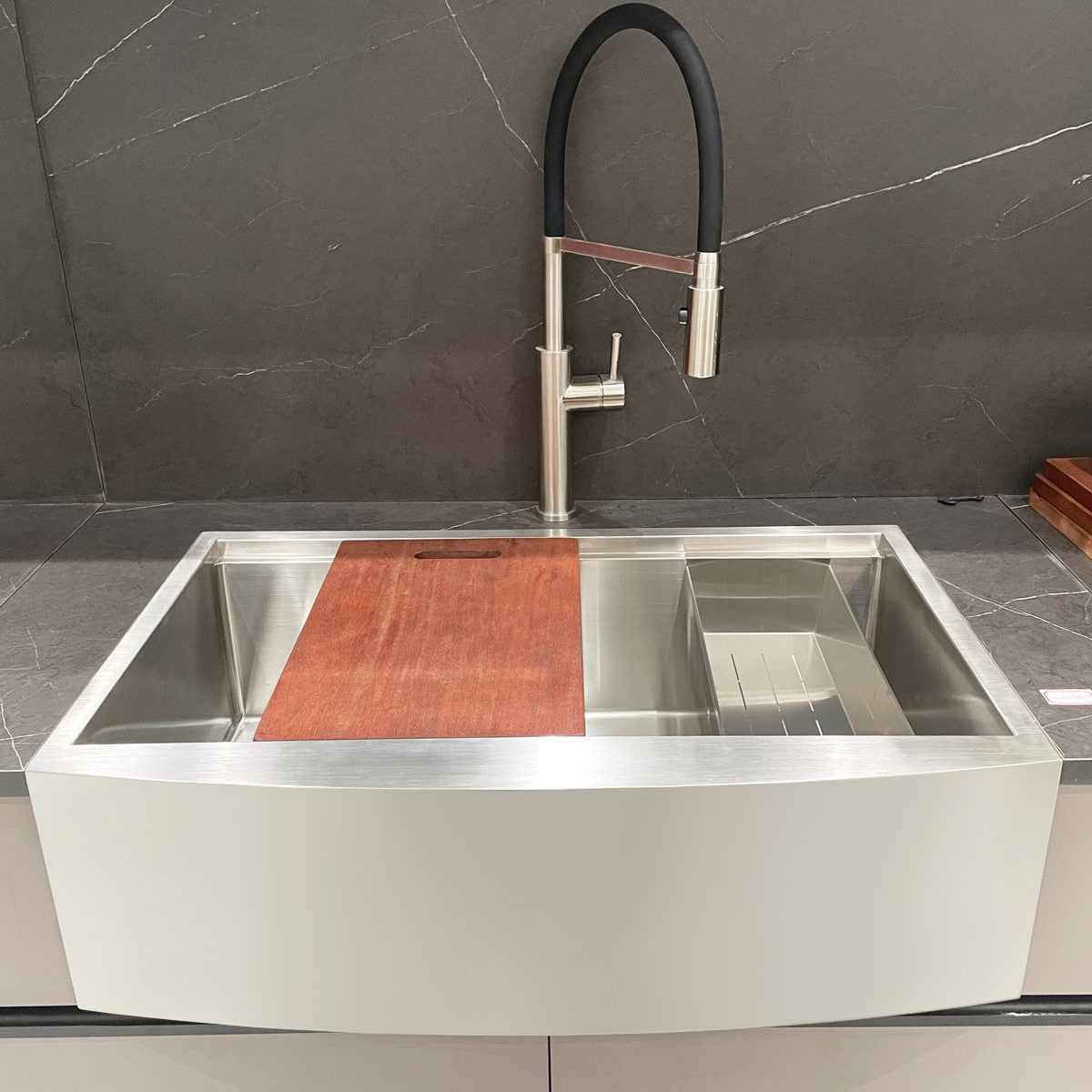 Chiuveta bucatarie inox cu front vizibil CookingAid FARMHOUSE Apron Large Workstation cu scurgator, gratar rulabil inox, dozator sapun, tocator si accesorii montaj, 838*530*254 mm