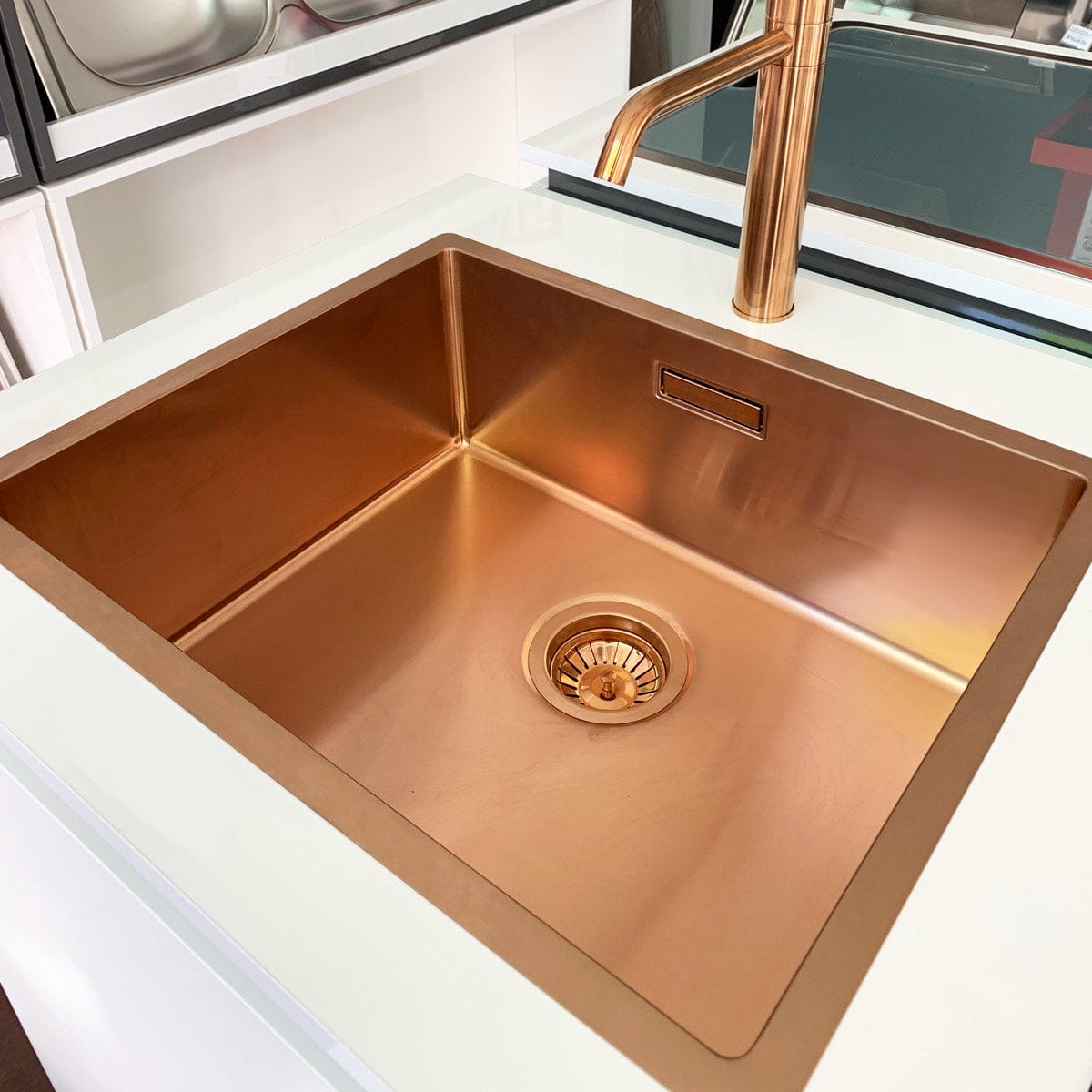 Chiuveta bucatarie inox cu strat PVD ceramic culoare cupru cu montaj pe/sub blat + accesorii montaj, 550x450x200 mm, cod 6067