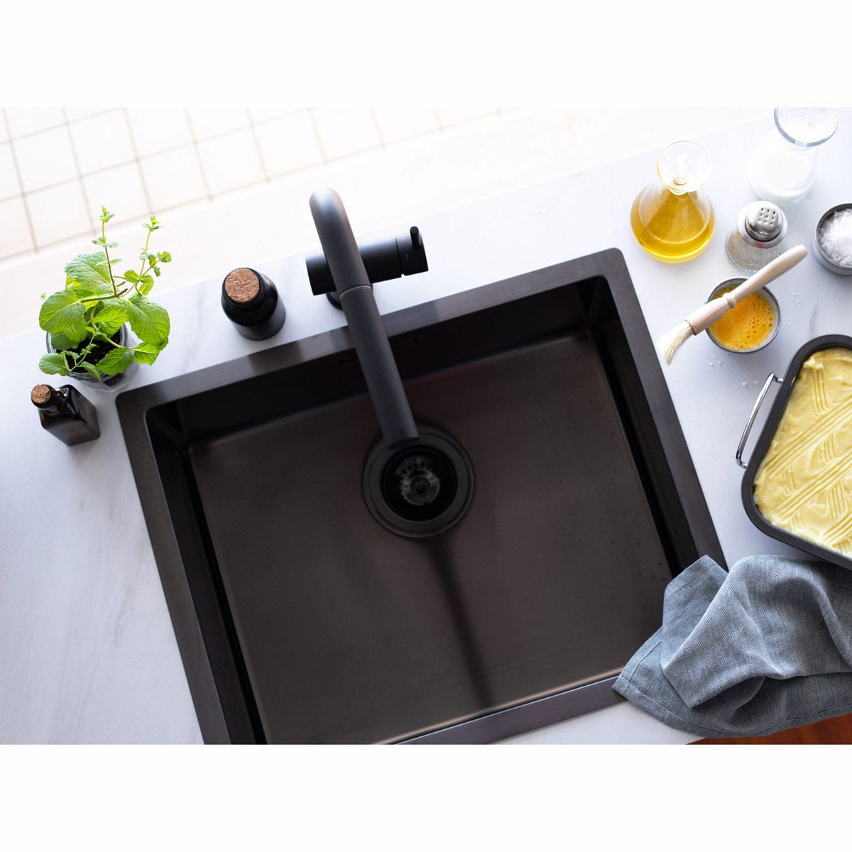Chiuveta bucatarie inox cu strat PVD ceramic culoare gri inchis / negru cu montaj pe/sub blat + accesorii montaj, 550x450x200 mm, cod 6066