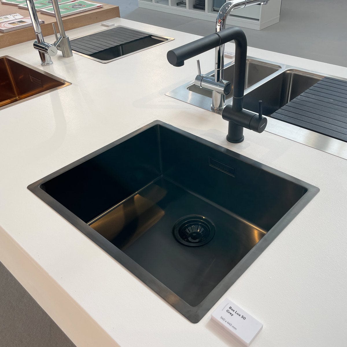 Chiuveta bucatarie inox cu strat PVD ceramic culoare gri inchis / negru cu montaj pe/sub blat + accesorii montaj, 550x450x200 mm, cod 6066