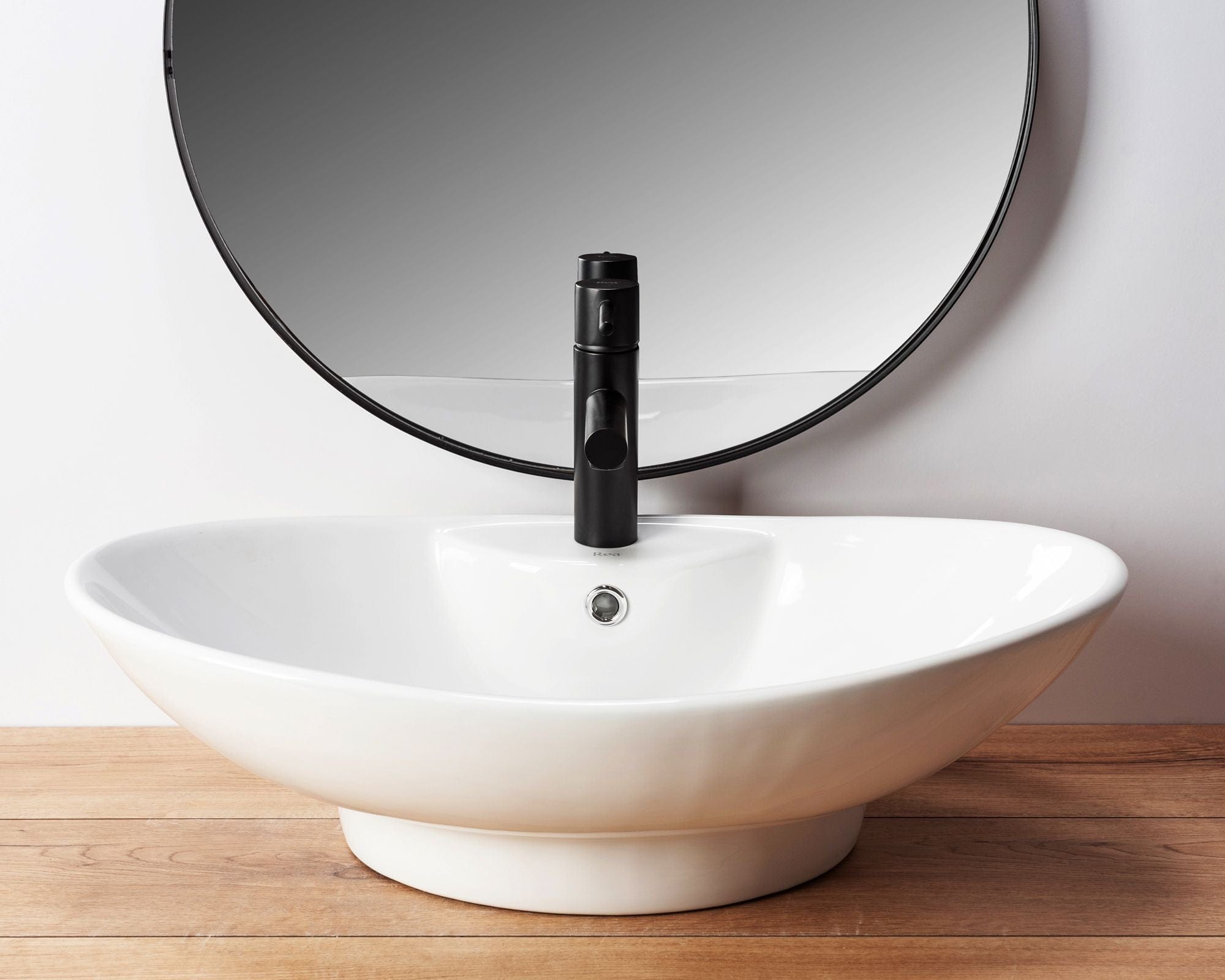 Lavoar ceramic pe blat Rea Rosa, 66 cm, alb