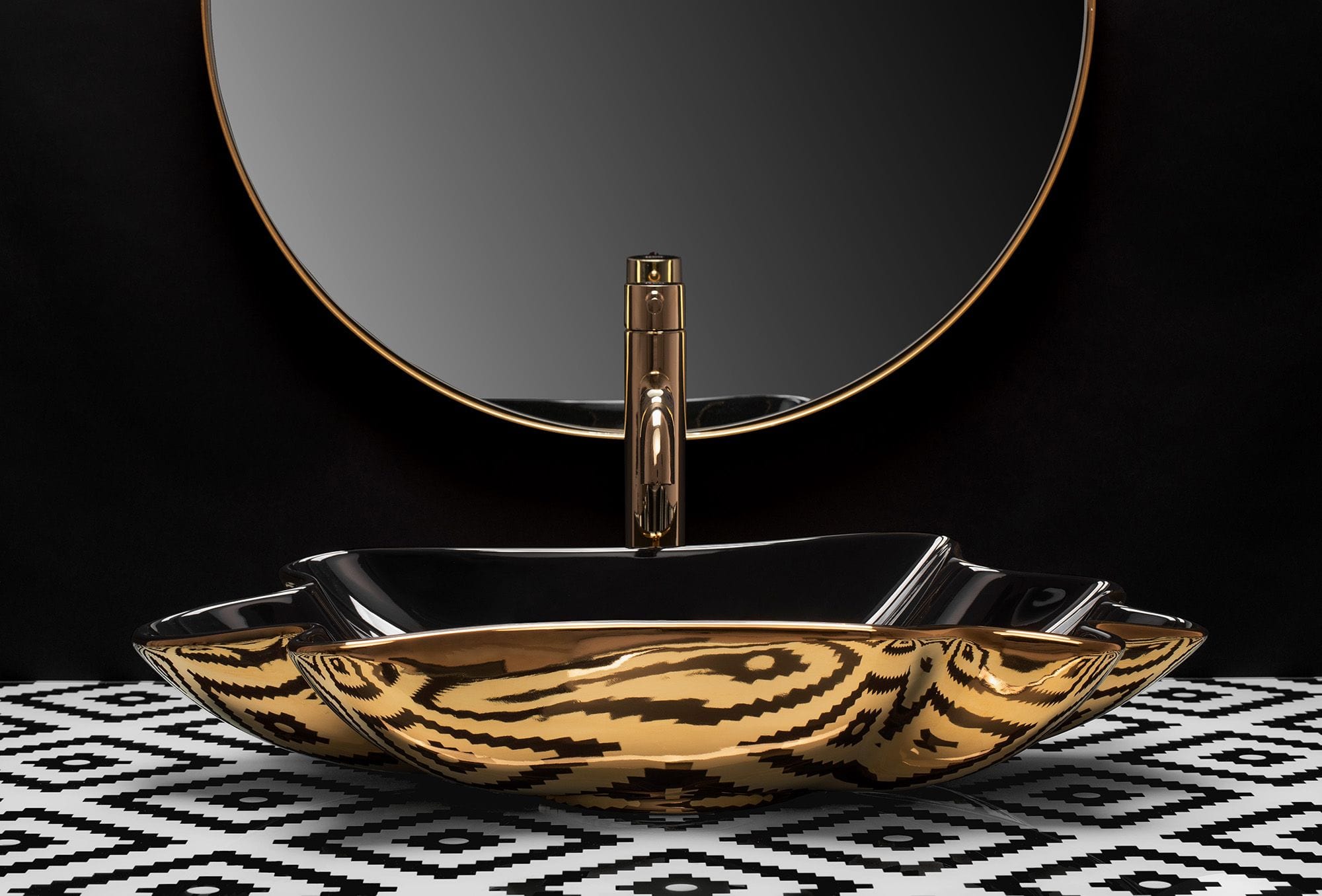 Lavoar ceramic pe blat Rea Sea Black, 62 cm, auriu/negru