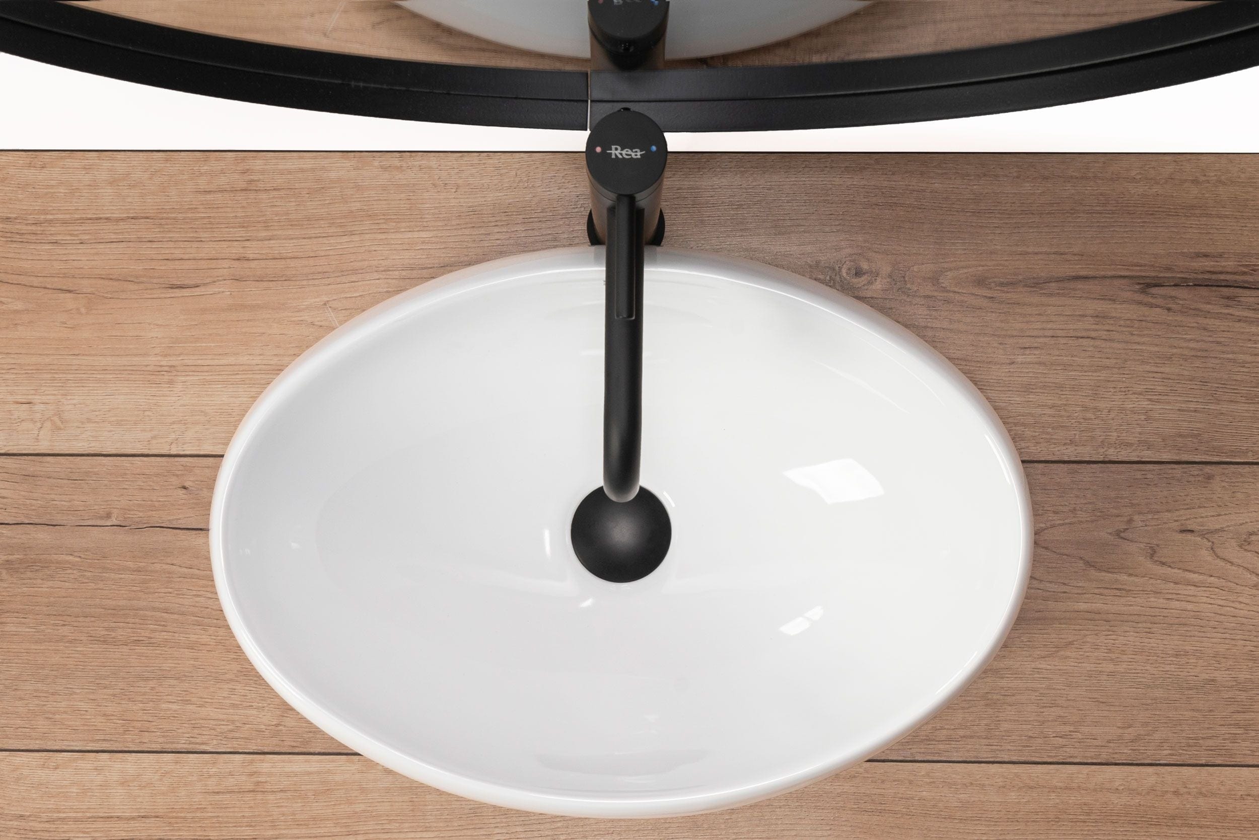 Lavoar pe blat ceramic Rea Linda , latime de 34 cm, alb