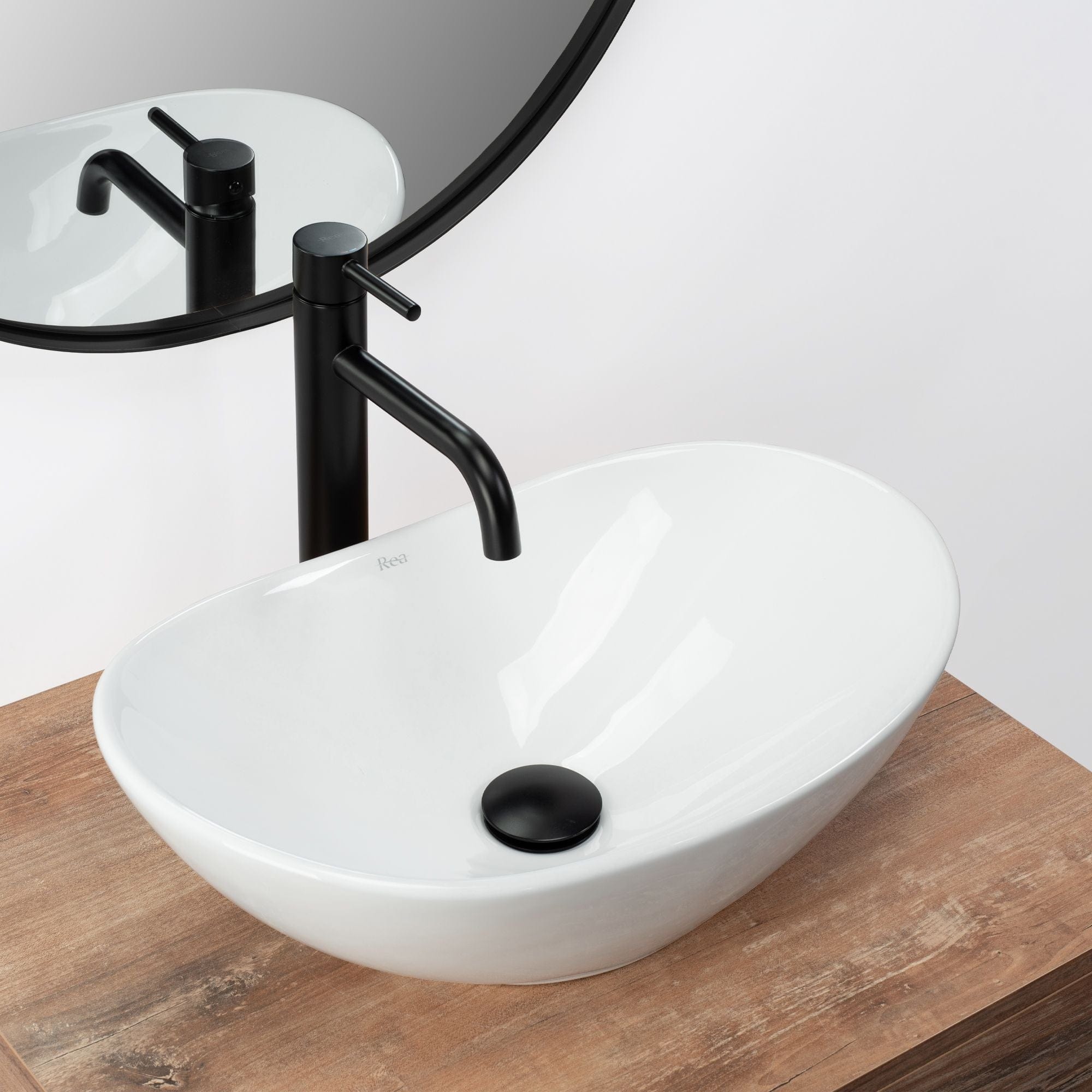 Lavoar pe blat ceramic Rea Royal Mini White  , latime de 31  cm,  alb/negru
