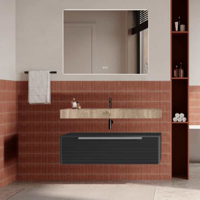 Set mobilier baie suspendat negru mat, riflaje Dogato, lavoar imitatie lemn și oglinda, manere otel inoxidabil, 100 cm, SaviniDue Iconica