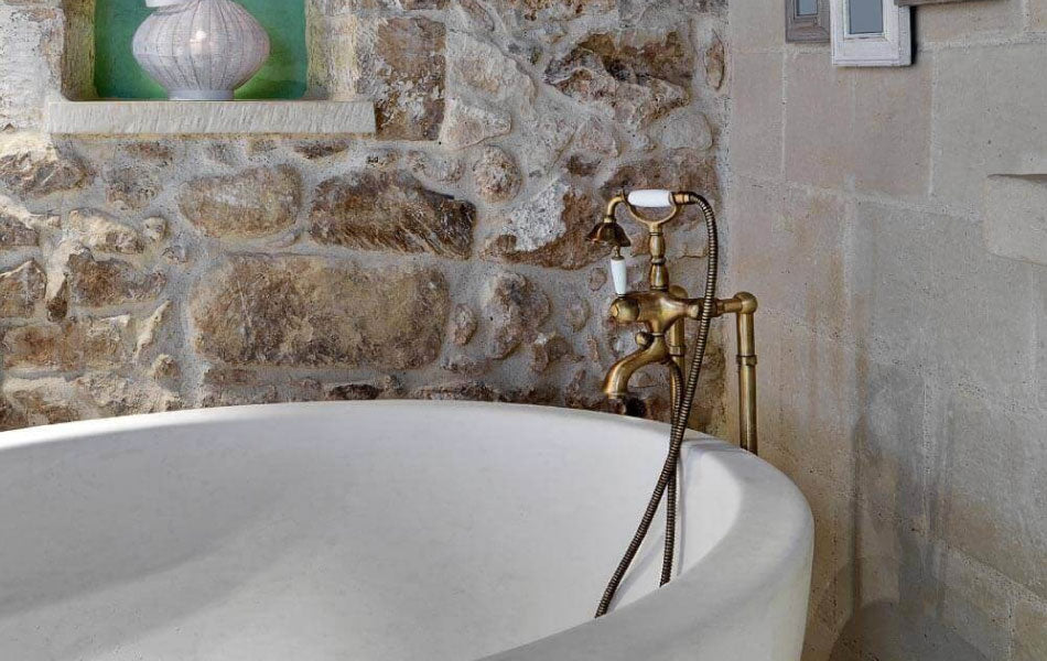 Baie în stil rustic. Sfaturi, idei de amenajare și modele pentru inspirație