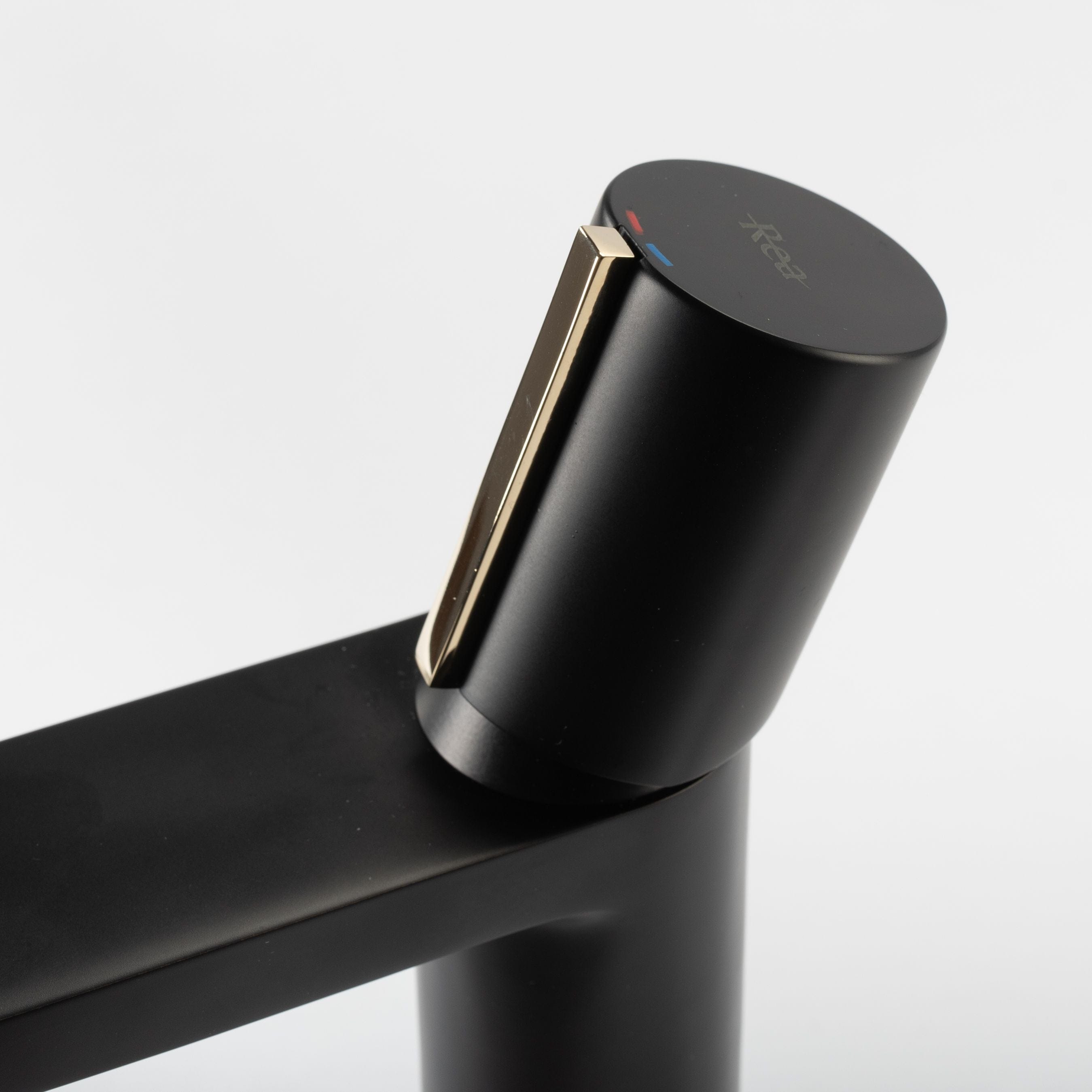 Baterie pentru lavoar Rea Low, negru mat cu auriu