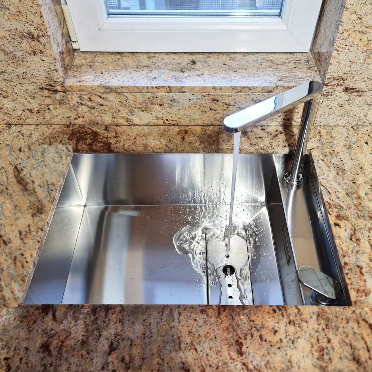 Chiuveta bucatarie inox CookingAid INVISIBLE 50R cu baterie telescopica integrata, capac scurgere invizibil + accesorii montaj, 627x447x200mm