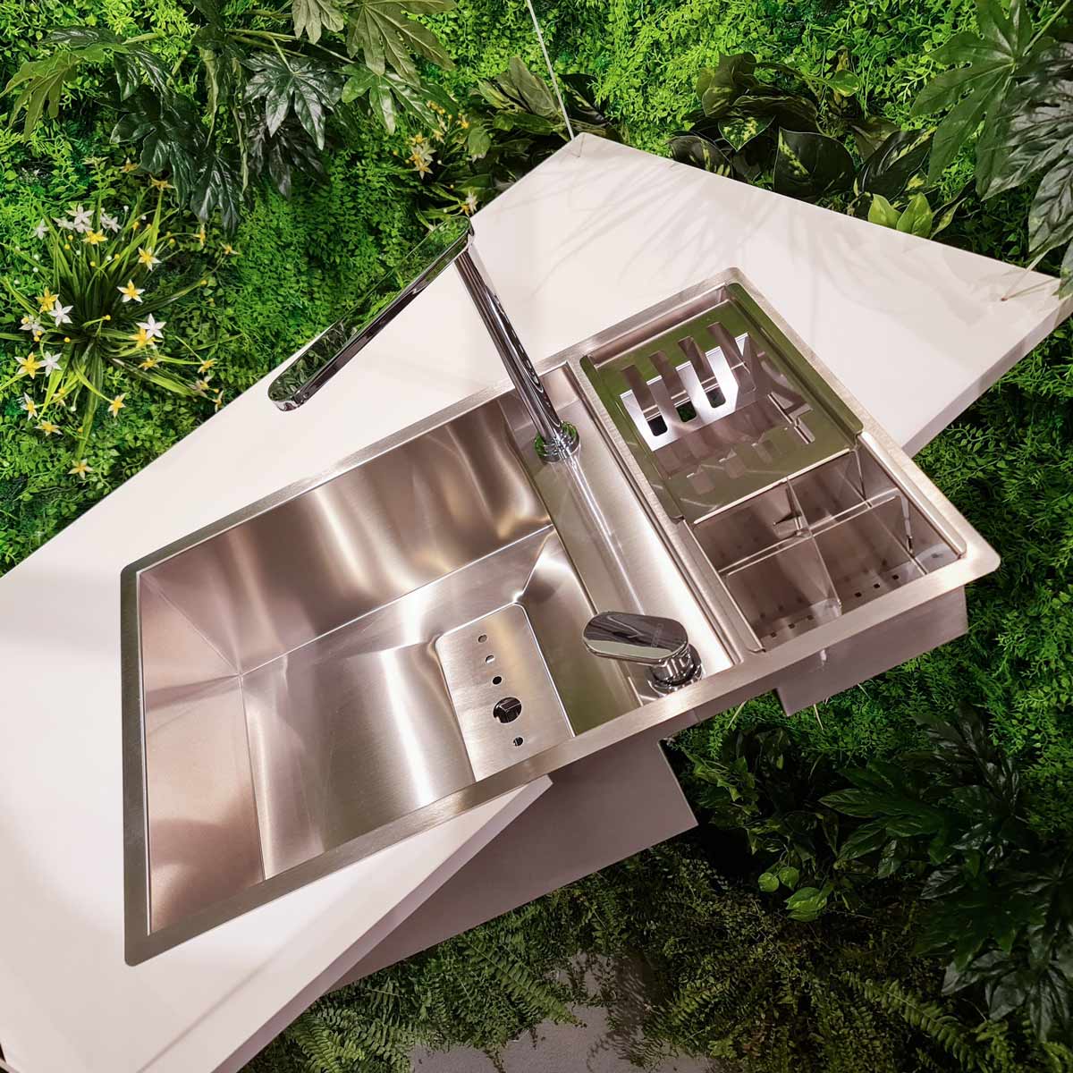 Chiuveta bucatarie inox CookingAid INVISIBLE 70 cu scurgator vase si baterie telescopica integrata, capac scurgere invizibil, tocator sticla temperizata + accesorii montaj, 690x440x200mm