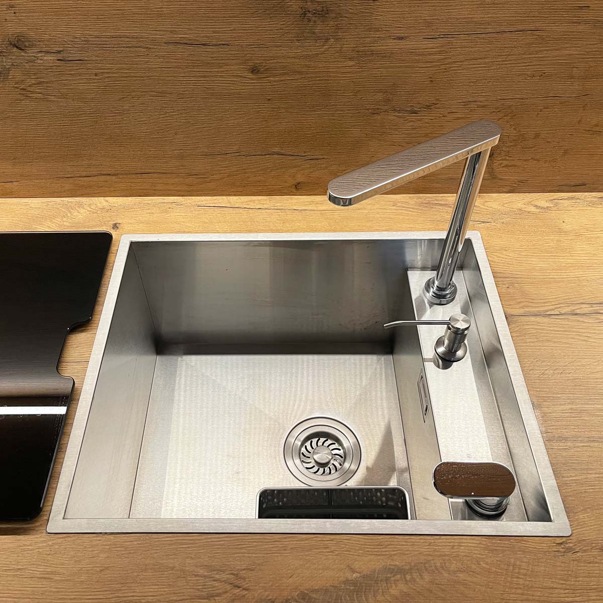 Chiuveta bucatarie inox CookingAid INVISIBLE DEEP cu baterie telescopica integrata, scurgator, tocator sticla temperizata, dozator detergent + accesorii montaj, 510x430x254mm