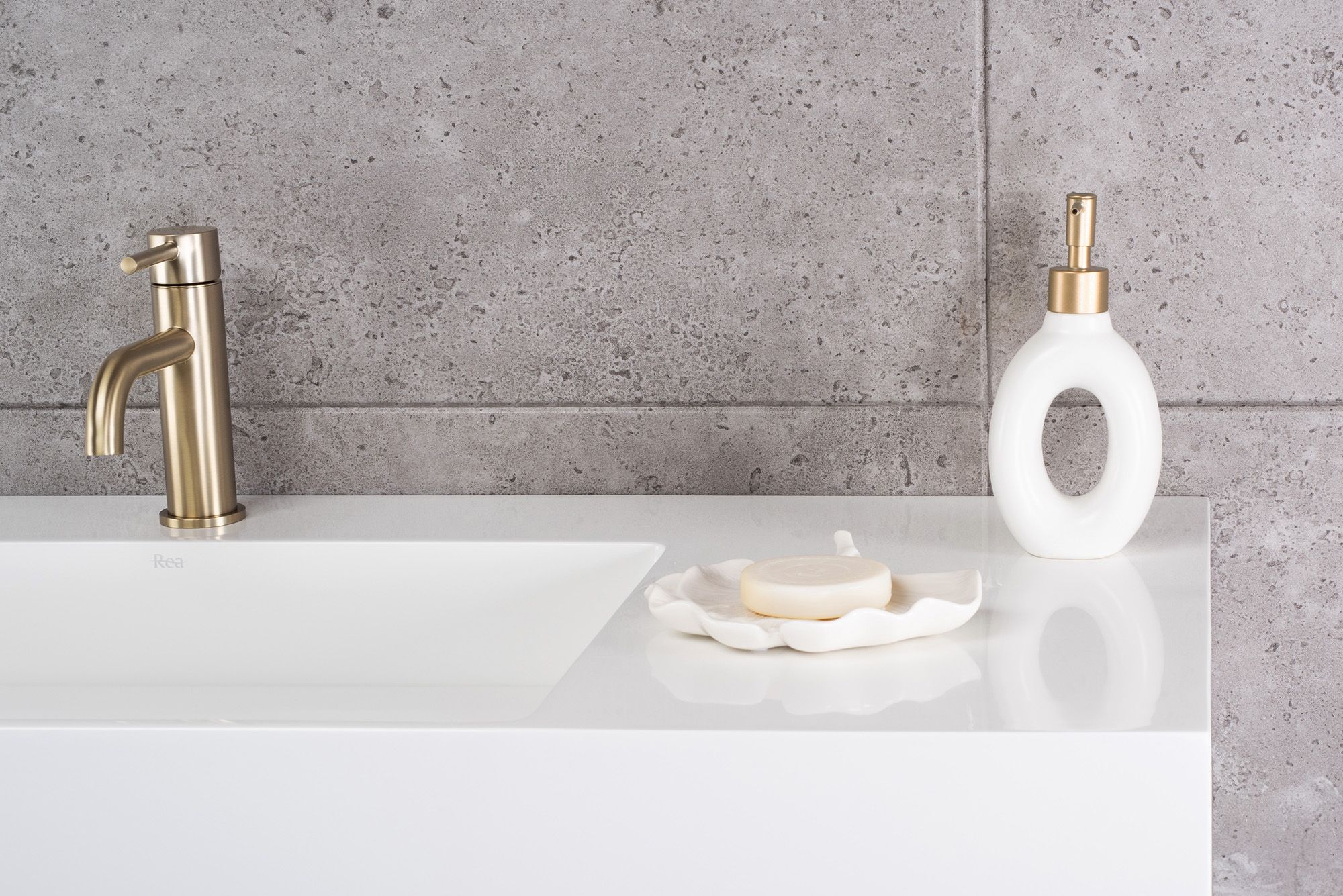 Lavoar baie pe blat dreptunghiular 75 cm conglomerat alb lucios – Rea Archi
