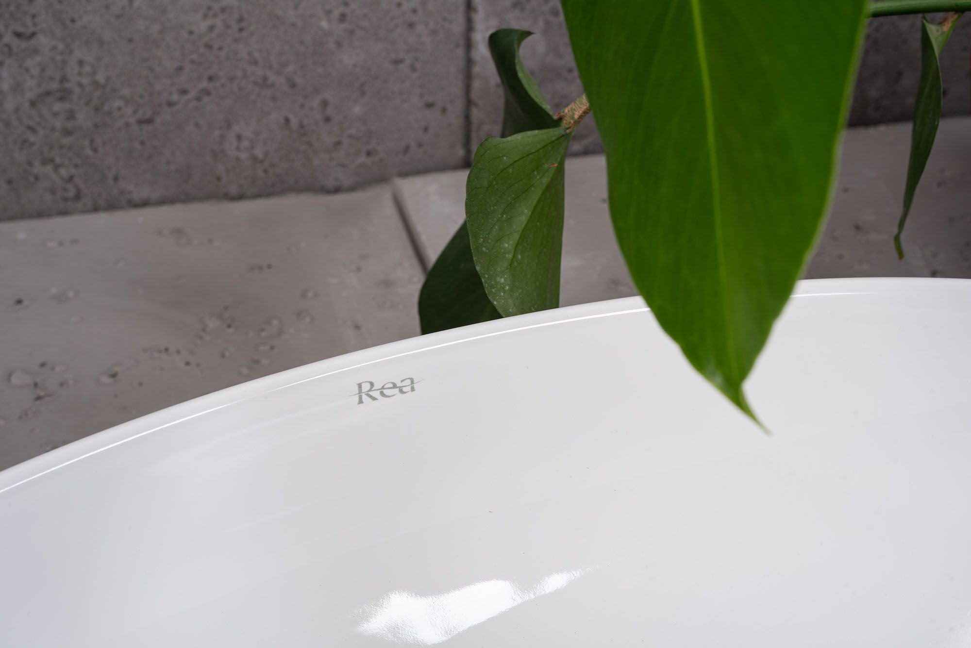 Lavoar baie pe blat oval 60 cm ceramică alb lucios – Rea Maya