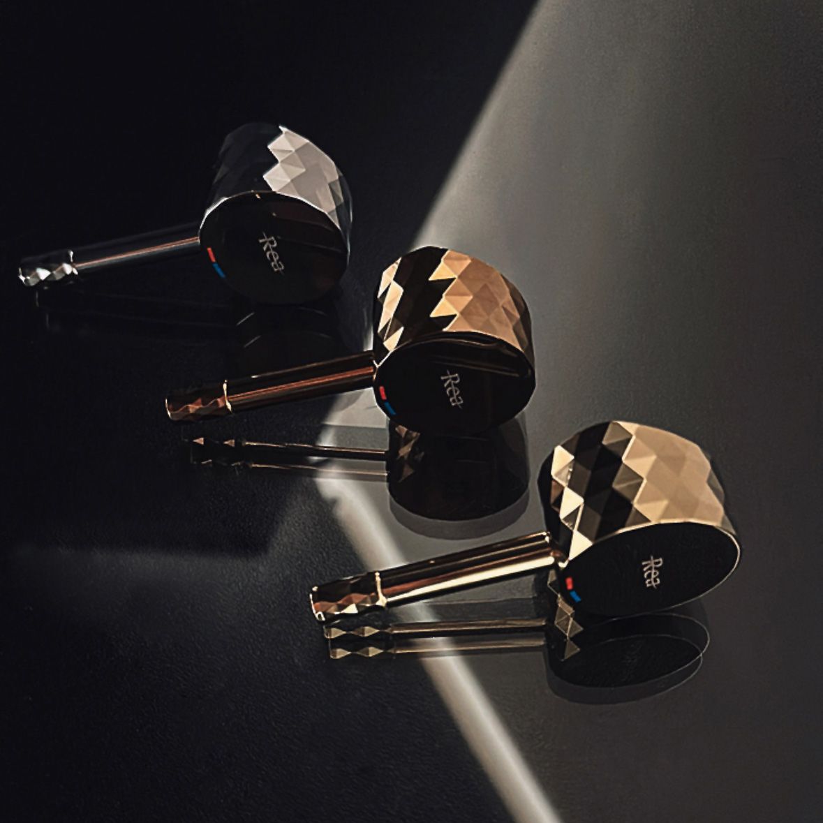 Robinet tip dus intim pentru bideu sau wc Rea Lungo Loop Diamond, auriu lucios