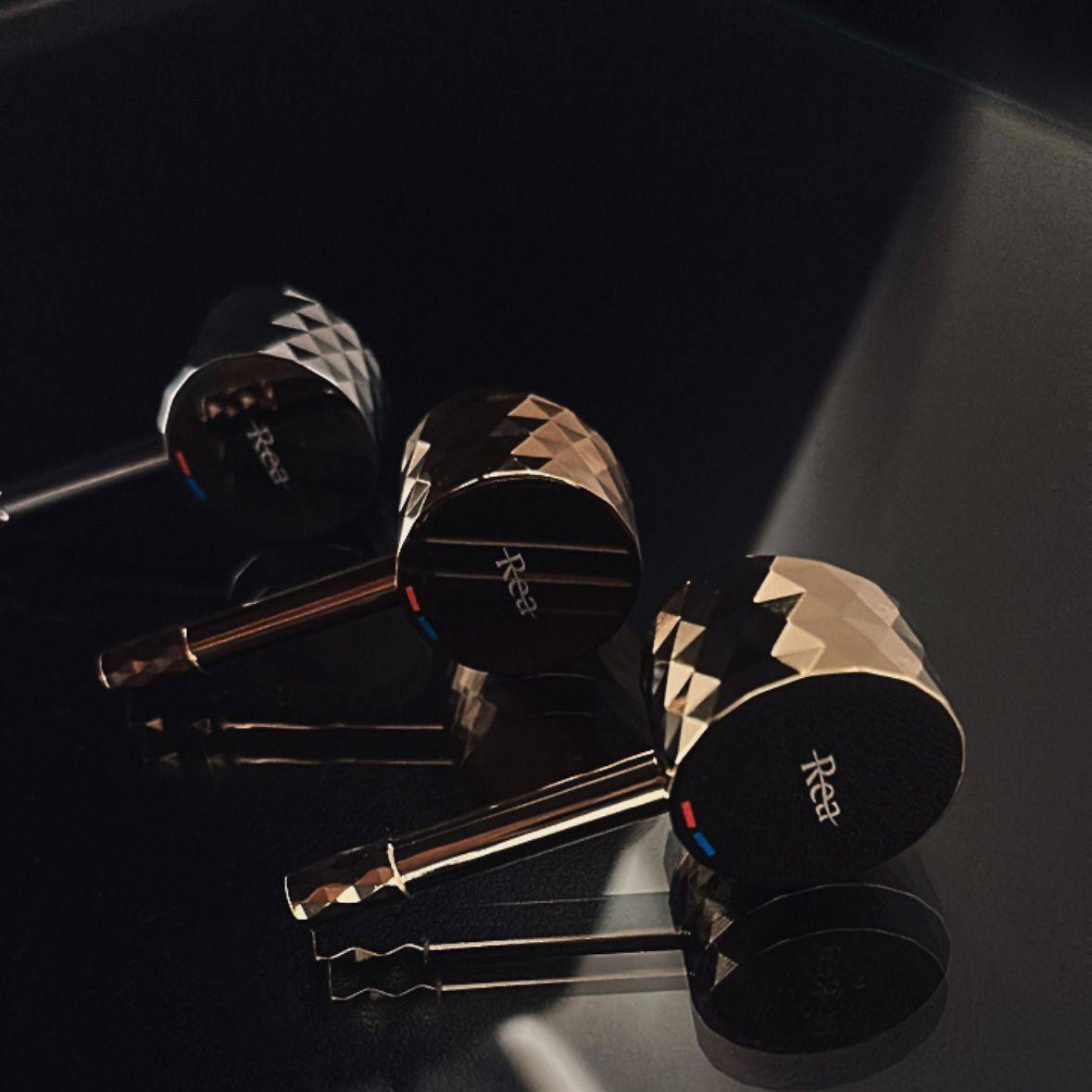 Robinet tip dus intim pentru bideu sau wc Rea Lungo Loop Diamond, cupru lucios