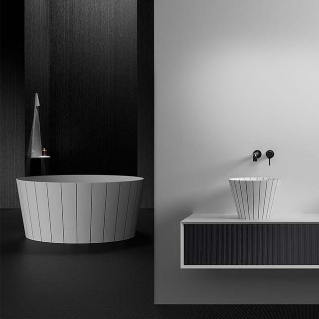 Set baie Swing, cada freestanding rotunda 135 cm si lavoar pe blat, din compozit, alb mat cu linii negre, MonBlari