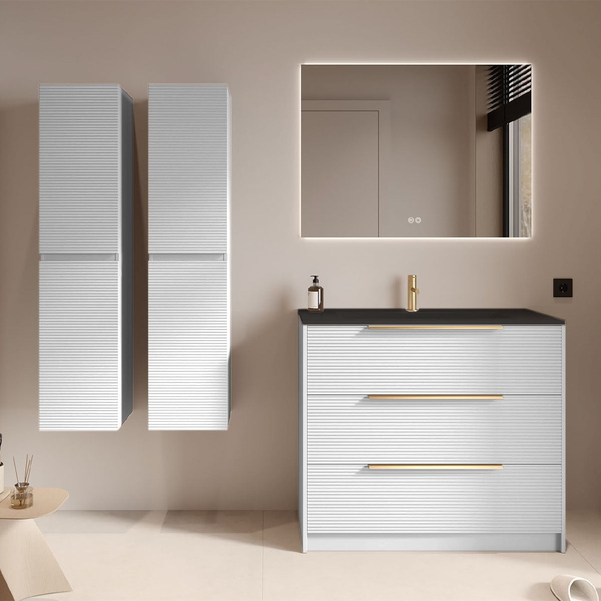Set mobilier baie alb mat cu 2 coloane suspendate, lavoar incastrat negru mat și oglindă, cu riflaje Dogato, 100 cm, SaviniDue Iconica
