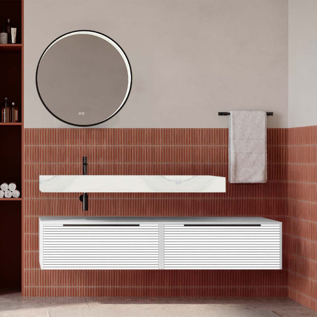 Set mobilier baie suspendat alb mat cu lavoar imitație marmura alba și oglindă, cu riflaje Dogato, 160 cm, SaviniDue Iconica