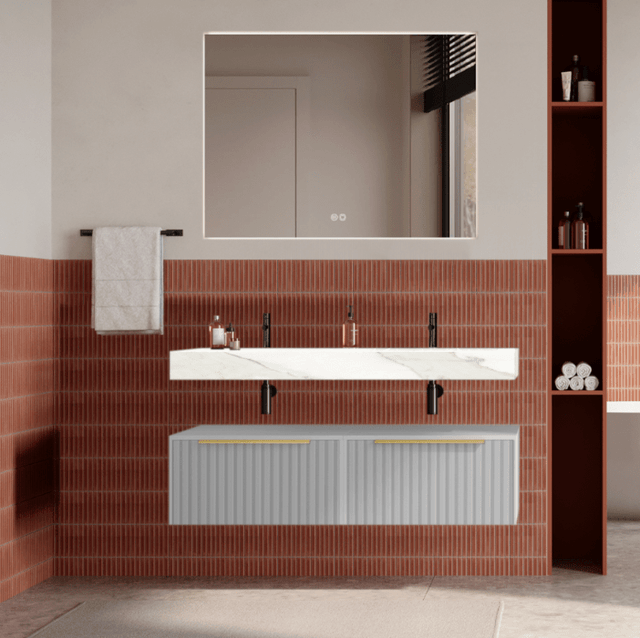 Set mobilier baie suspendat alb mat, riflaje Cannetatto, lavoar alb si oglinda, manere aurii, 120 cm, SaviniDue Iconica