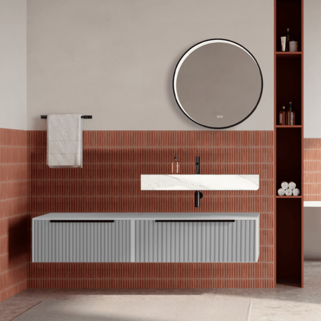 Set mobilier baie suspendat alb mat, riflaje Cannetatto, lavoar alb si oglinda rotunda, manere negre, 140 cm, SaviniDue Iconica