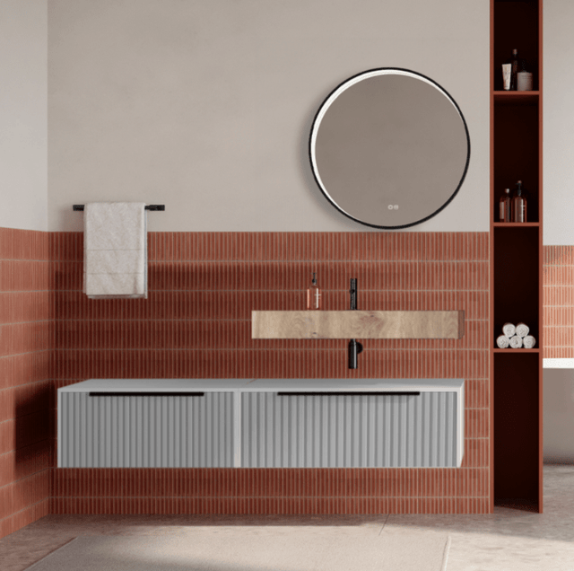 Set mobilier baie suspendat alb mat, riflaje Cannetatto, lavoar imitatie lemn si oglinda rotunda, manere negre, 140 cm, SaviniDue Iconica