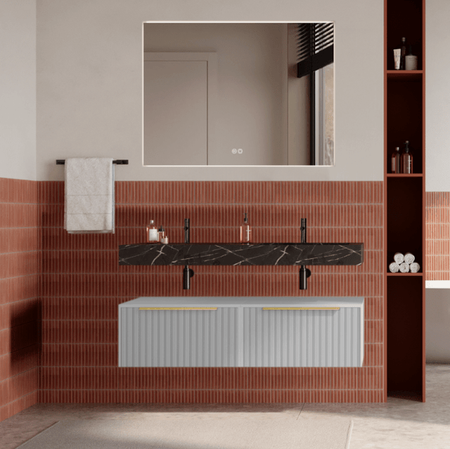Set mobilier baie suspendat alb mat, riflaje Cannetatto, lavoar negru si oglinda, manere aurii, 120 cm, SaviniDue Iconica