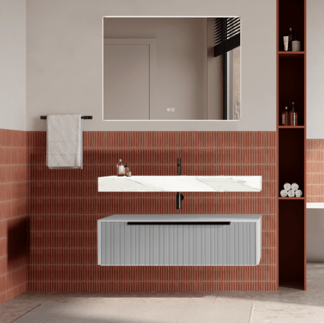 Set mobilier baie suspendat alb mat, riflaje Plissetatto, lavoar alb și oglinda, manere negre, 100 cm, SaviniDue Iconica